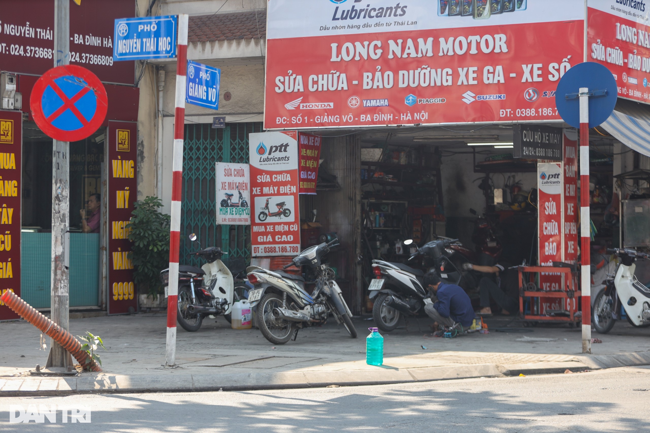 Hà Nội: Cây xăng vỉa hè mọc như nấm sau mưa - 8 Hà Nội: Cây xăng vỉa hè mọc như nấm sau mưa - 8