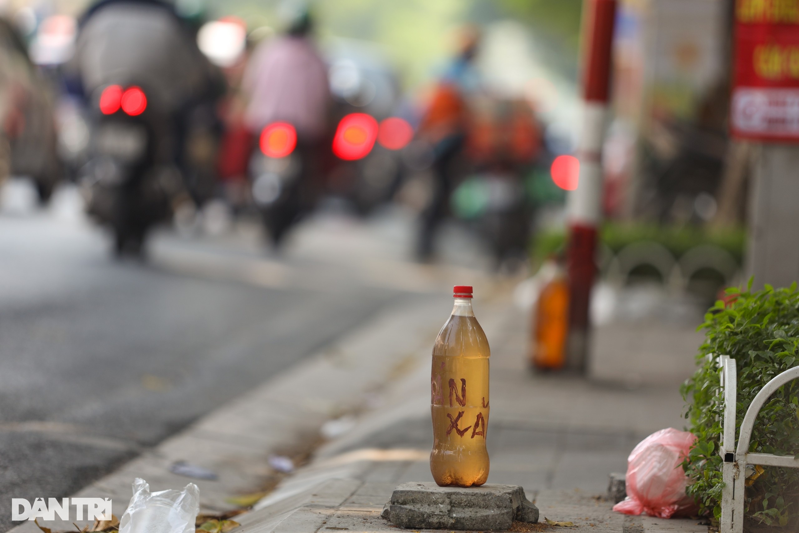 Hà Nội: Cây xăng vỉa hè mọc như nấm sau mưa - 2 Hà Nội: Cây xăng vỉa hè mọc như nấm sau mưa - 2