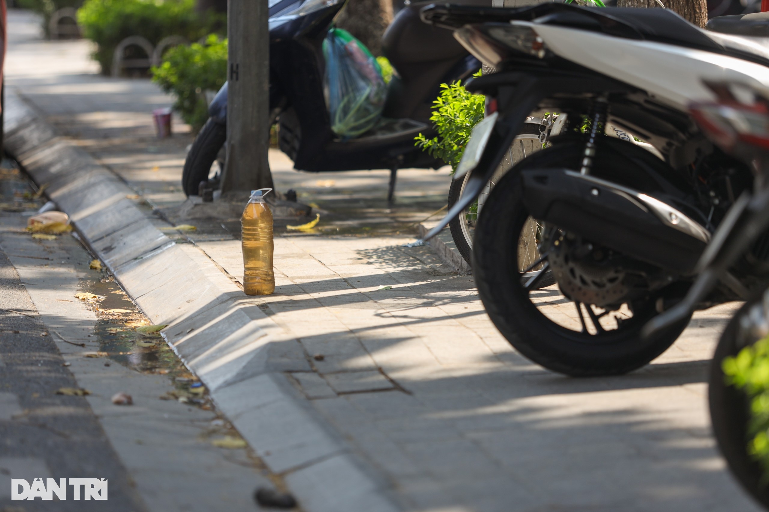 Hà Nội: Cây xăng vỉa hè mọc như nấm sau mưa - 10 Hà Nội: Cây xăng vỉa hè mọc như nấm sau mưa - 10
