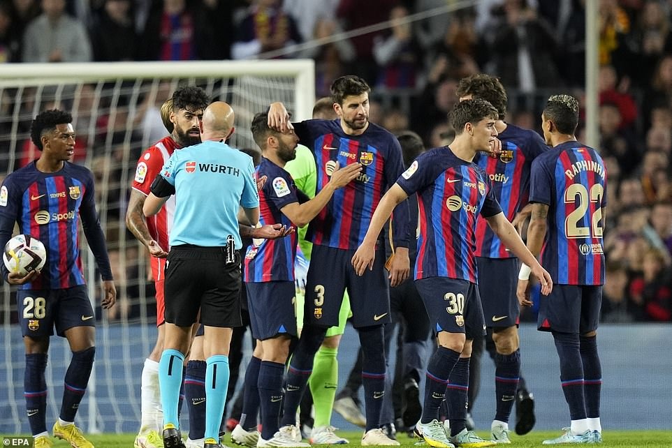 Barcelona lên ngôi đầu bảng La Liga trong ngày chia tay Pique đầy cảm xúc - 6