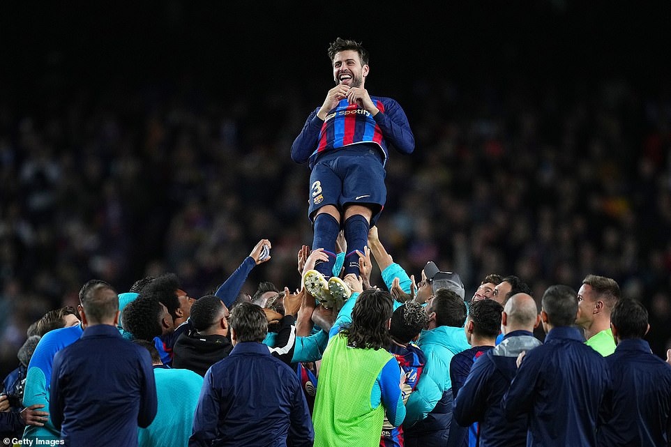 Barcelona lên ngôi đầu bảng La Liga trong ngày chia tay Pique đầy cảm xúc - 11