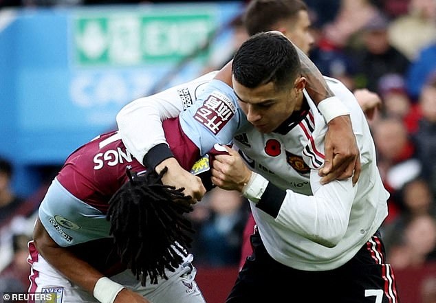 Ronaldo và hậu vệ Aston Villa vật nhau trên sân - 1