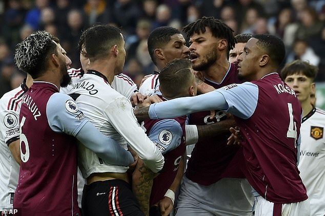 Ronaldo và hậu vệ Aston Villa vật nhau trên sân - 3