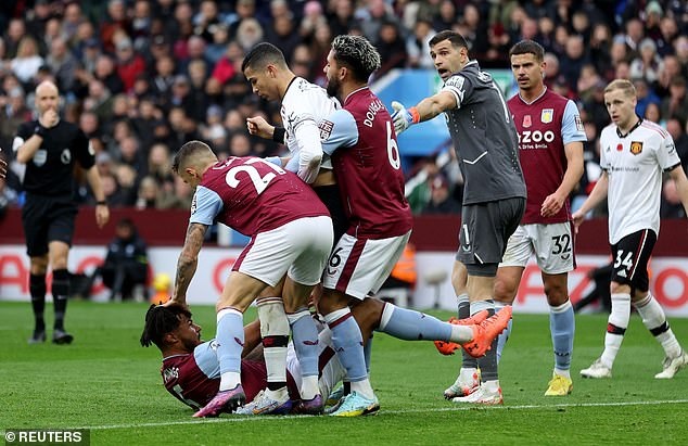 Ronaldo và hậu vệ Aston Villa vật nhau trên sân - 2