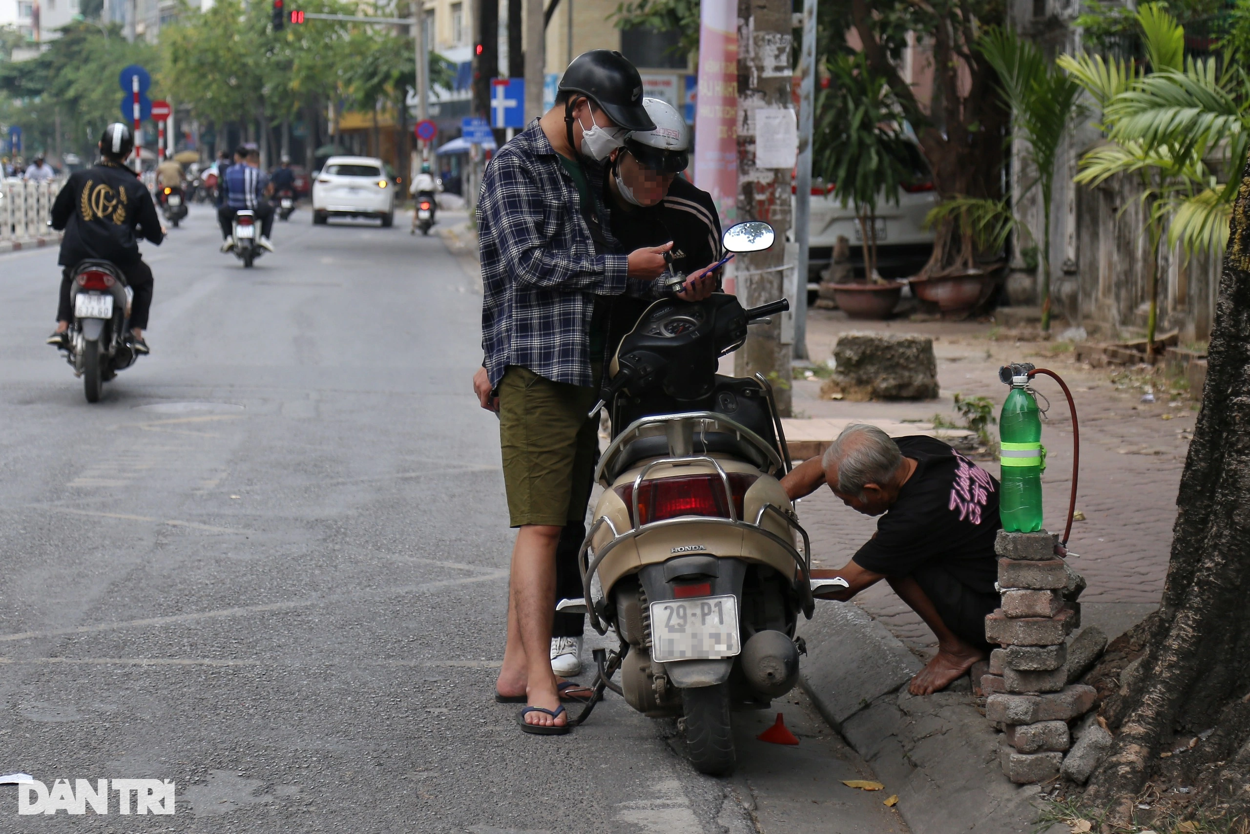 Cây xăng vỉa hè như cỏ dại, vừa cắt lại mọc um tùm - 2