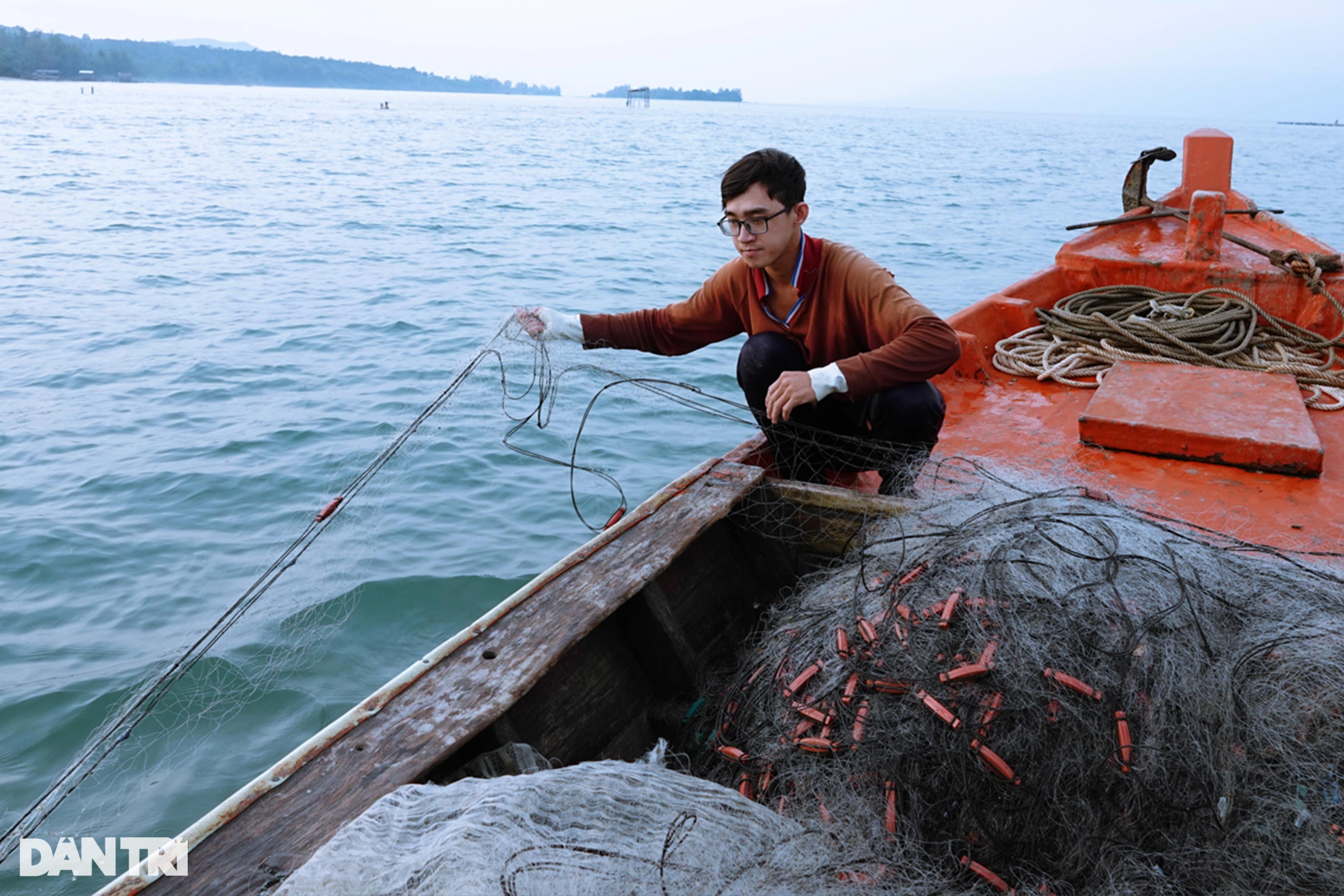 Săn ghẹ nghịch mùa, ngư dân Phú Quốc vẫn kiếm tiền triệu mỗi ngày - Ảnh 1.