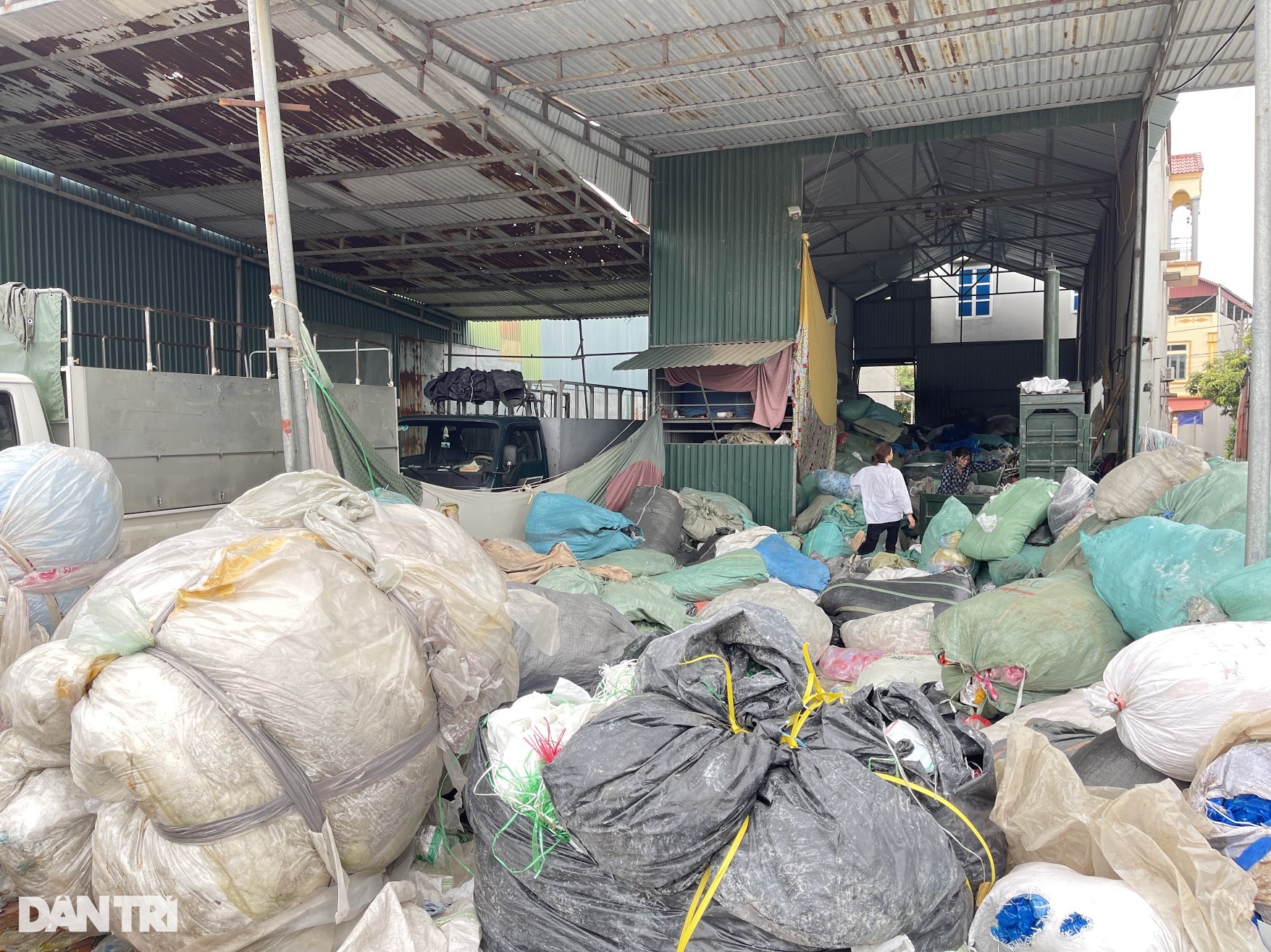 Về làng giặt rác ở Bắc Ninh người dân làm giàu từ những núi rác nilon