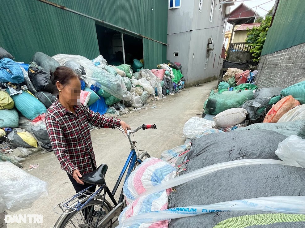 Về làng giặt rác ở Bắc Ninh người dân làm giàu từ những núi rác nilon