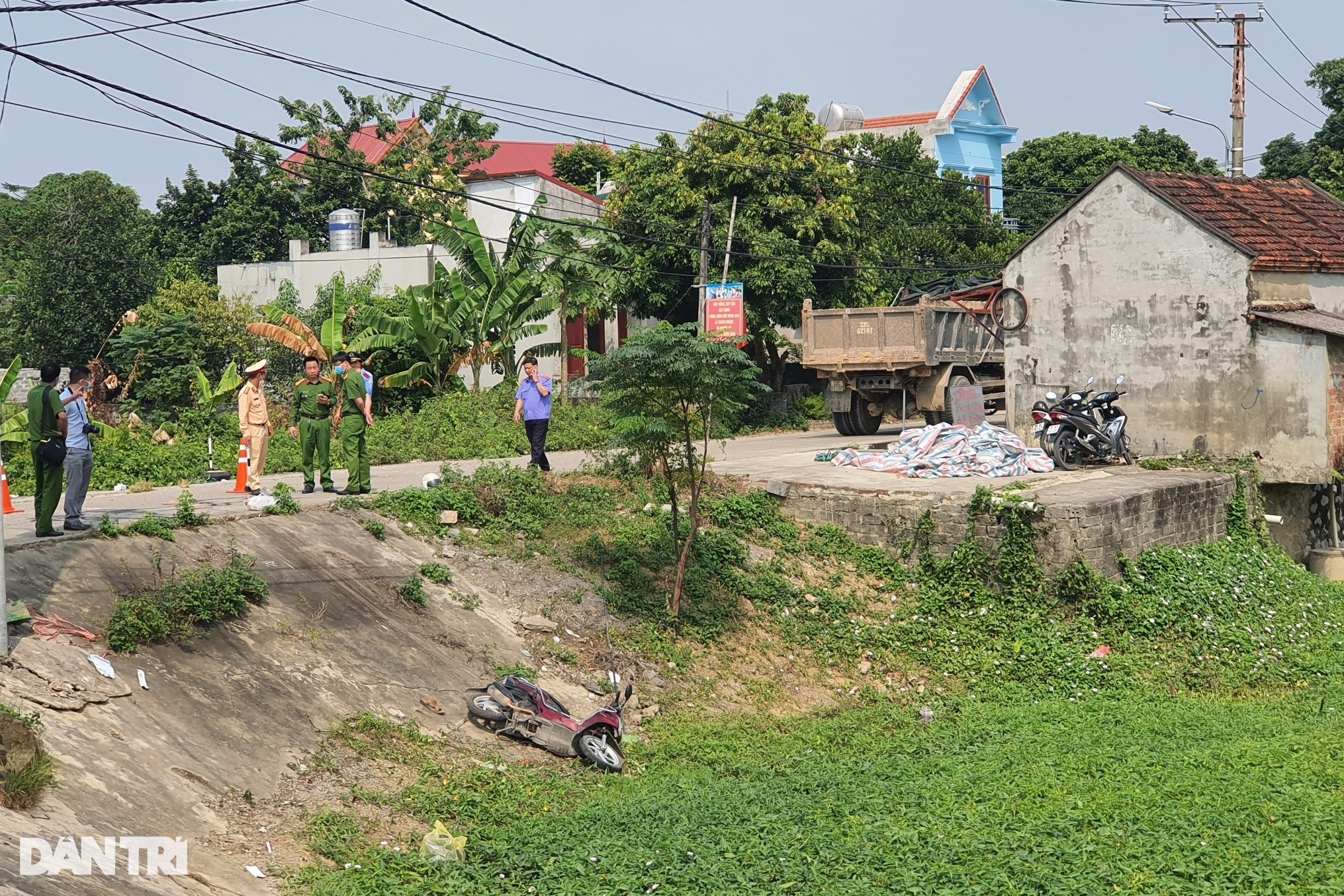 Cả gia đình 3 người tử nạn sau va chạm với xe tải - 2 Cả gia đình 3 người tử nạn sau va chạm với xe tải - 2