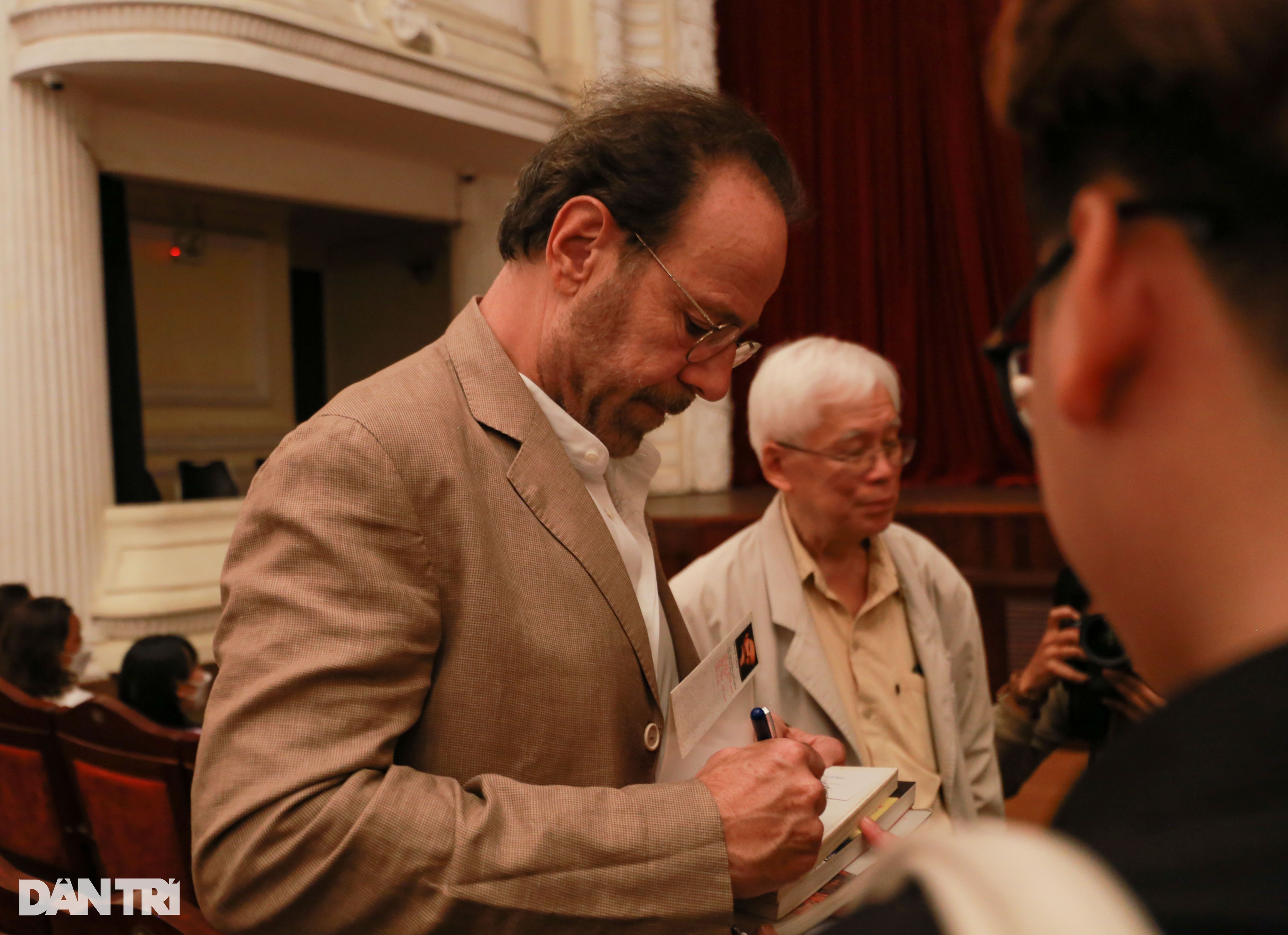 Khán giả vây kín, xin chữ ký nhà văn Marc Levy khi đi xem kịch ở TPHCM - 7