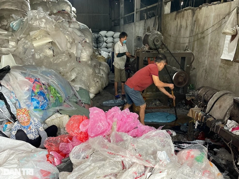 Về làng giặt rác ở Bắc Ninh người dân làm giàu từ những núi rác nilon