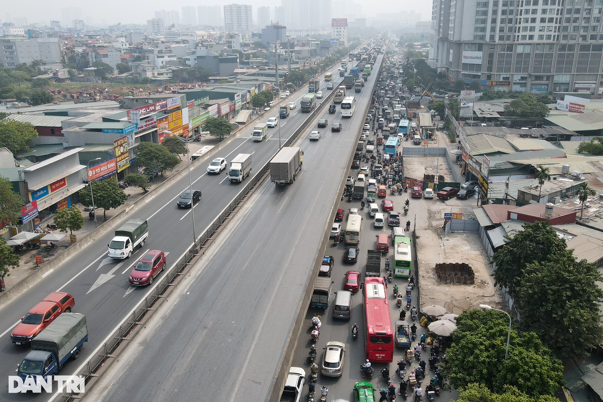 Người đi đường: Nên mở thêm đường phụ hai bên lô cốt Nguyễn Xiển để tránh ùn tắc - 2
