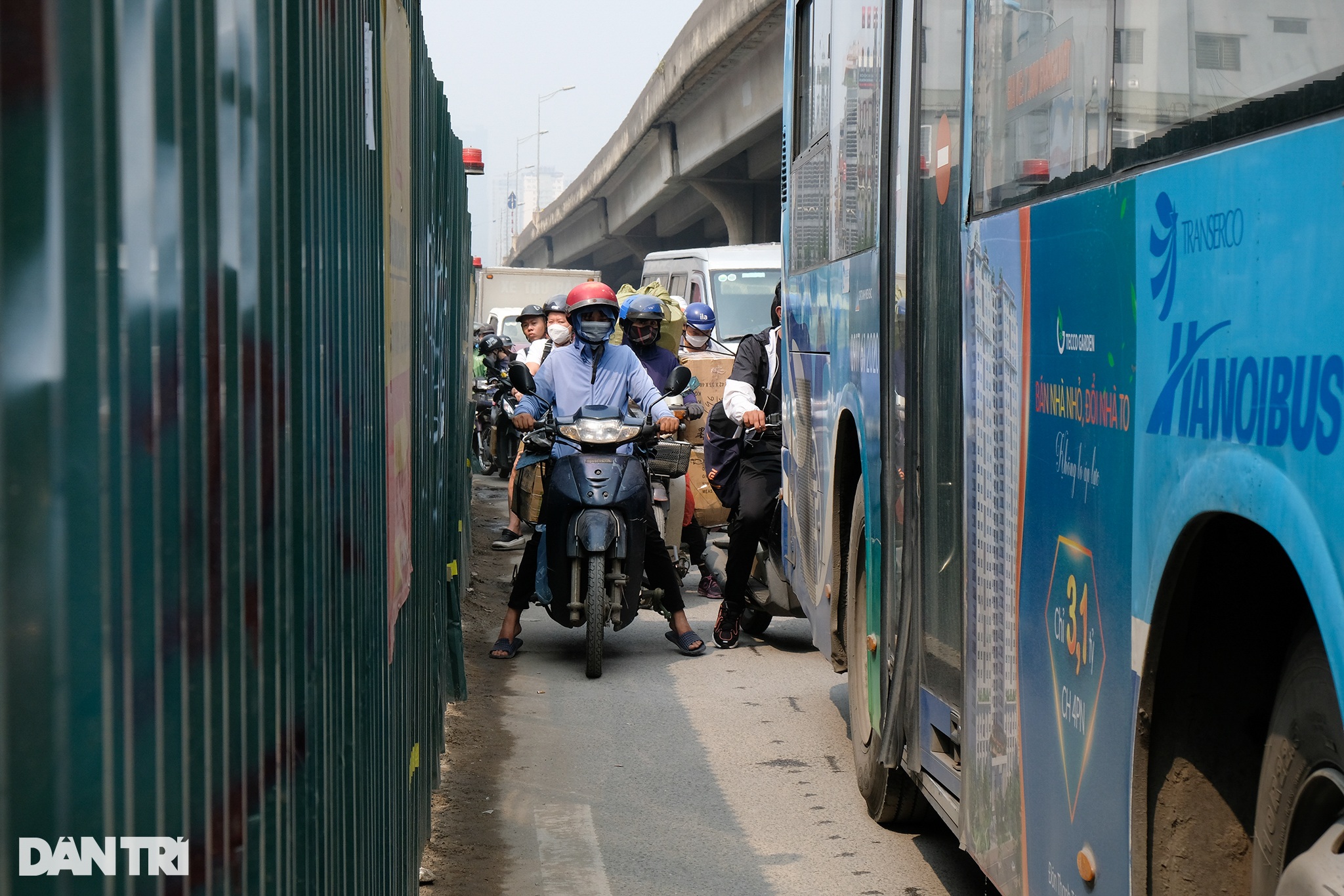 Người đi đường: Nên mở thêm đường phụ hai bên lô cốt Nguyễn Xiển để tránh ùn tắc - 7