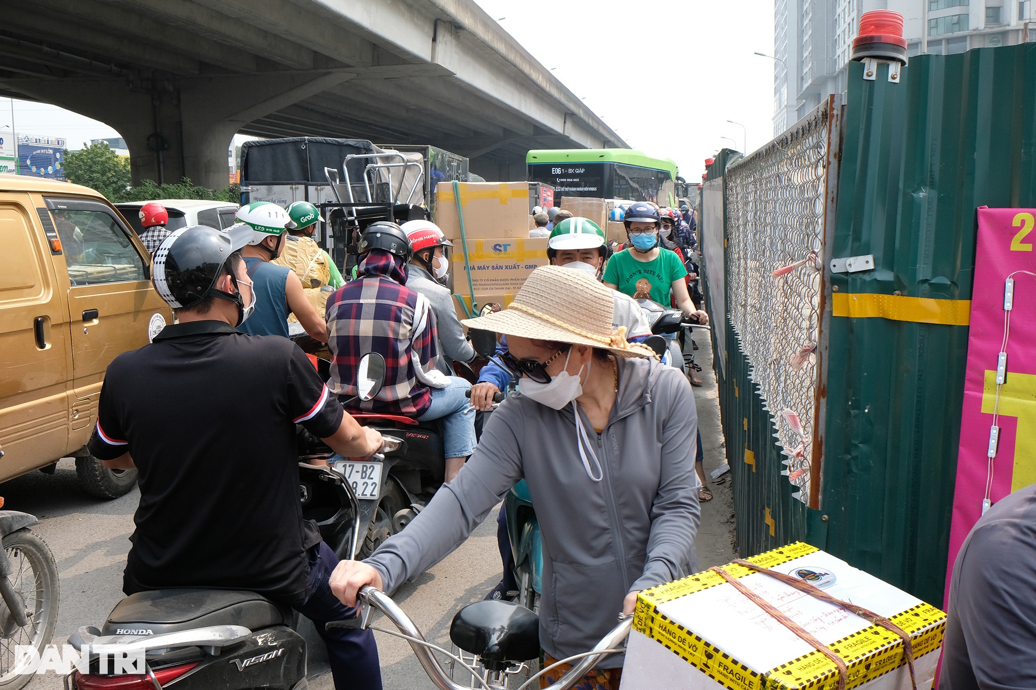 Người đi đường: Nên mở thêm đường phụ hai bên lô cốt Nguyễn Xiển để tránh ùn tắc - 8