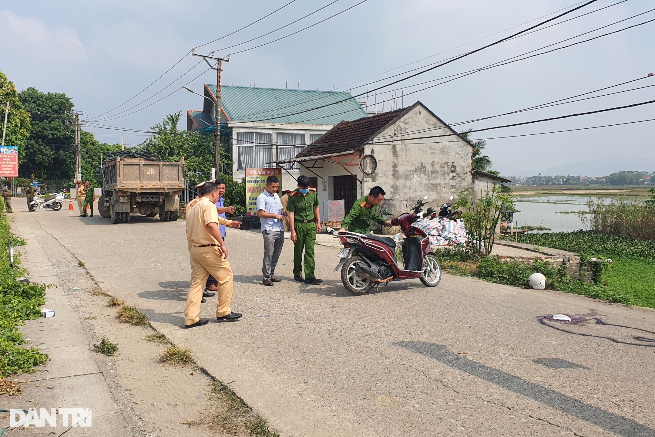 Cả gia đình 3 người tử nạn sau va chạm với xe tải - 1 Cả gia đình 3 người tử nạn sau va chạm với xe tải - 1
