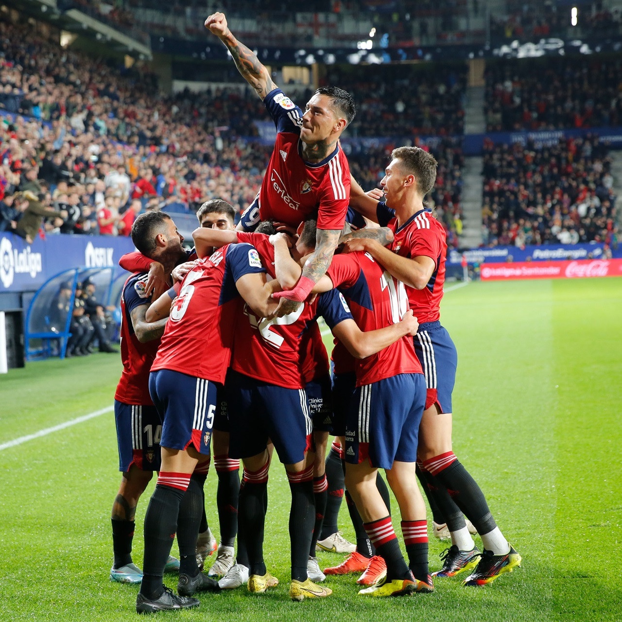 Lewandowski và Pique nhận thẻ đỏ, Barcelona vẫn giành chiến thắng - 1