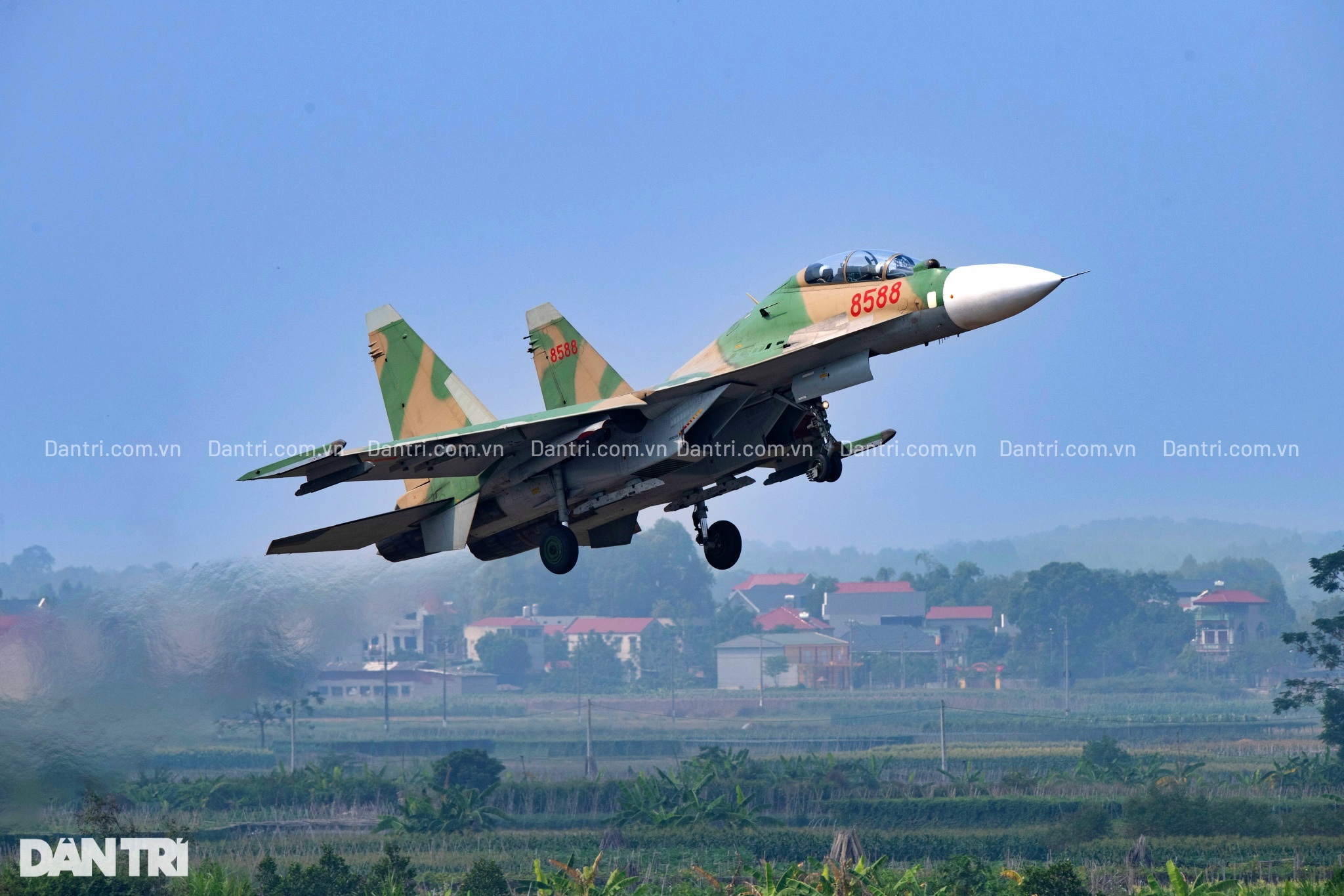 24 giờ chuẩn bị cho Hổ mang chúa Su-30MK2 cất cánh - 16