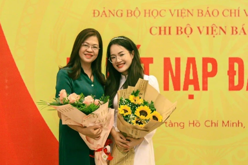 Nữ sinh dân tộc Nùng là đảng viên, thủ khoa, có bảng thành tích dài &quot;kể không hết&quot; - Ảnh 6.