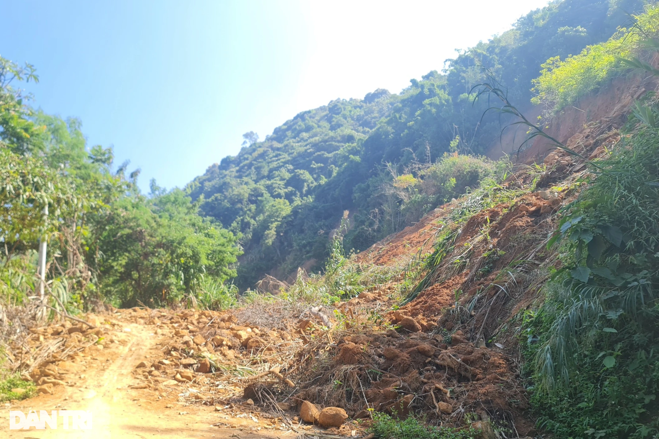 Hơn một tháng sau trận lũ dữ, tuyến đường độc đạo vẫn ngổn ngang - 6 Hơn một tháng sau trận lũ dữ, tuyến đường độc đạo vẫn ngổn ngang - 6