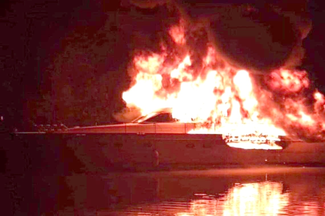 Cháy du thuyền trên sông Sài Gòn, nhiều người thoát nạn - 1