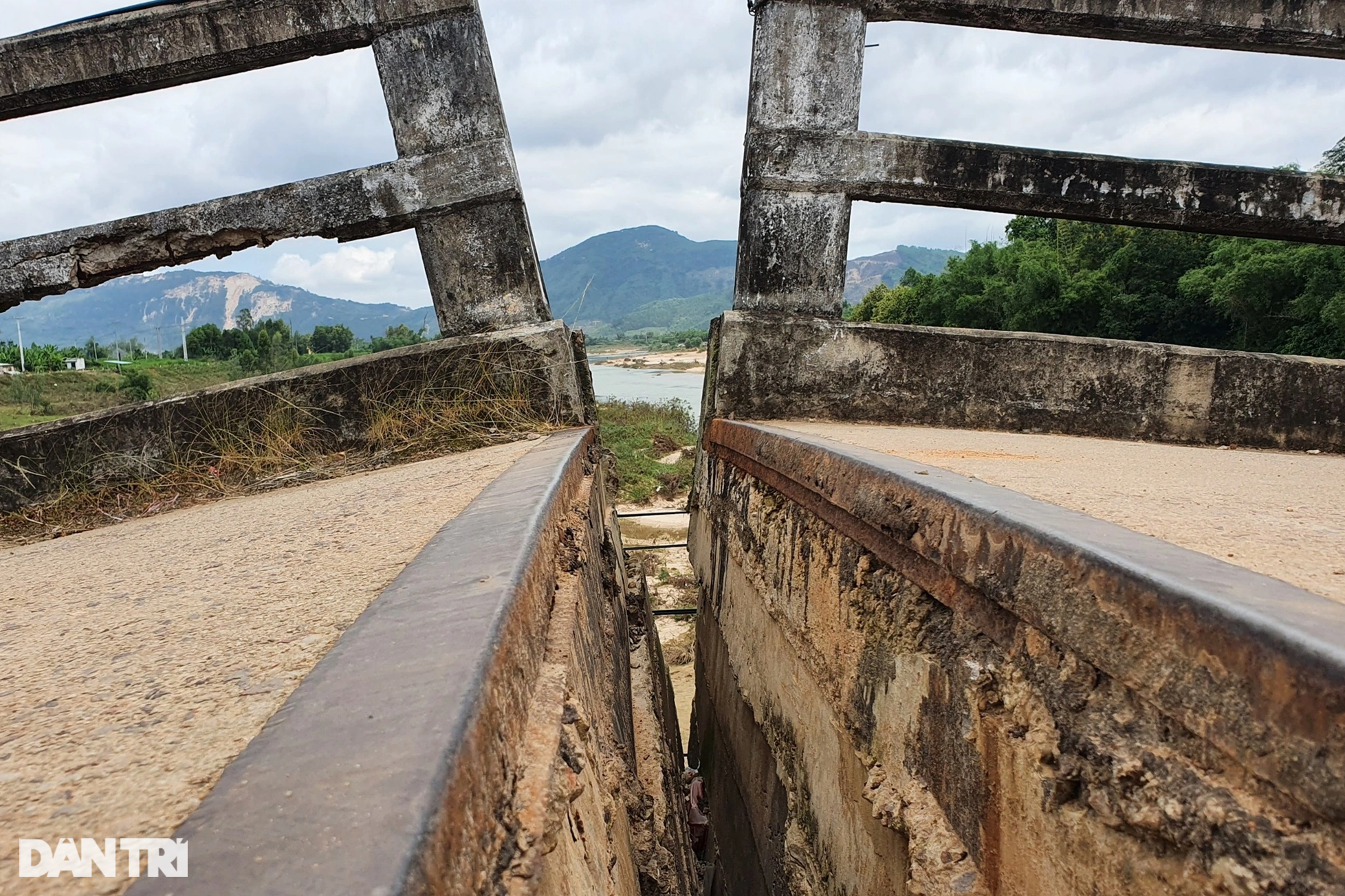View - Đánh cược mạng sống khi qua cầu vượt sông bị sập lún 5 nhịp ở Bình Định | Báo Dân trí