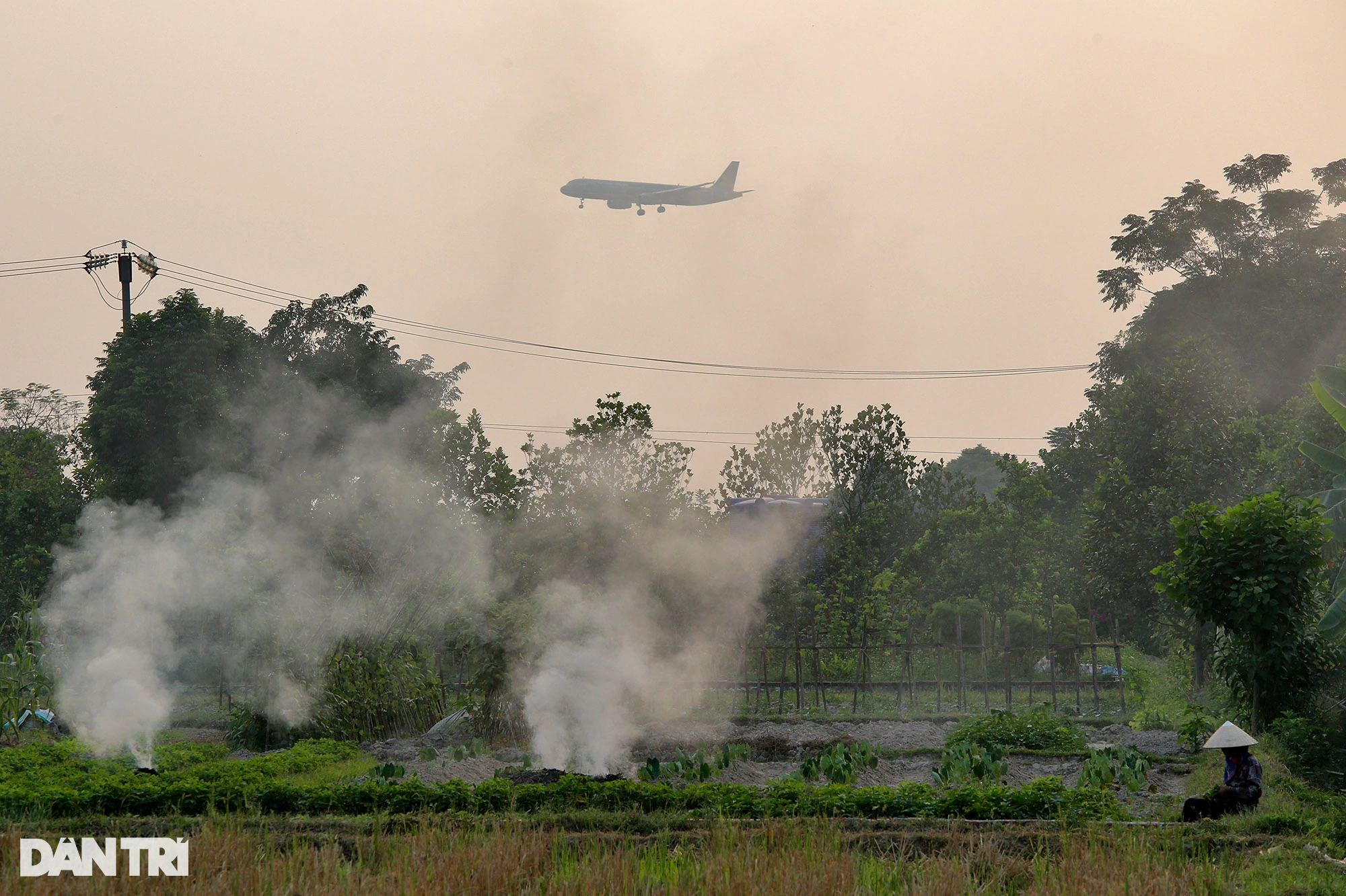Khói đốt rơm rạ mù mịt khu vực máy bay hạ cánh sân bay Nội Bài - 5