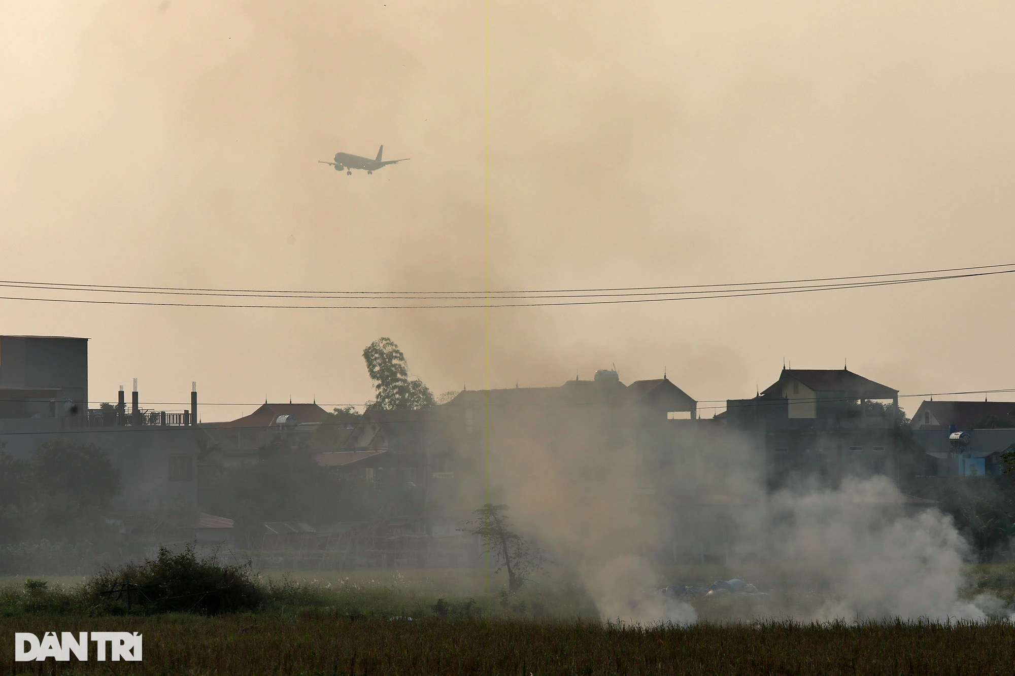 Khói đốt rơm rạ mù mịt khu vực máy bay hạ cánh sân bay Nội Bài - 8