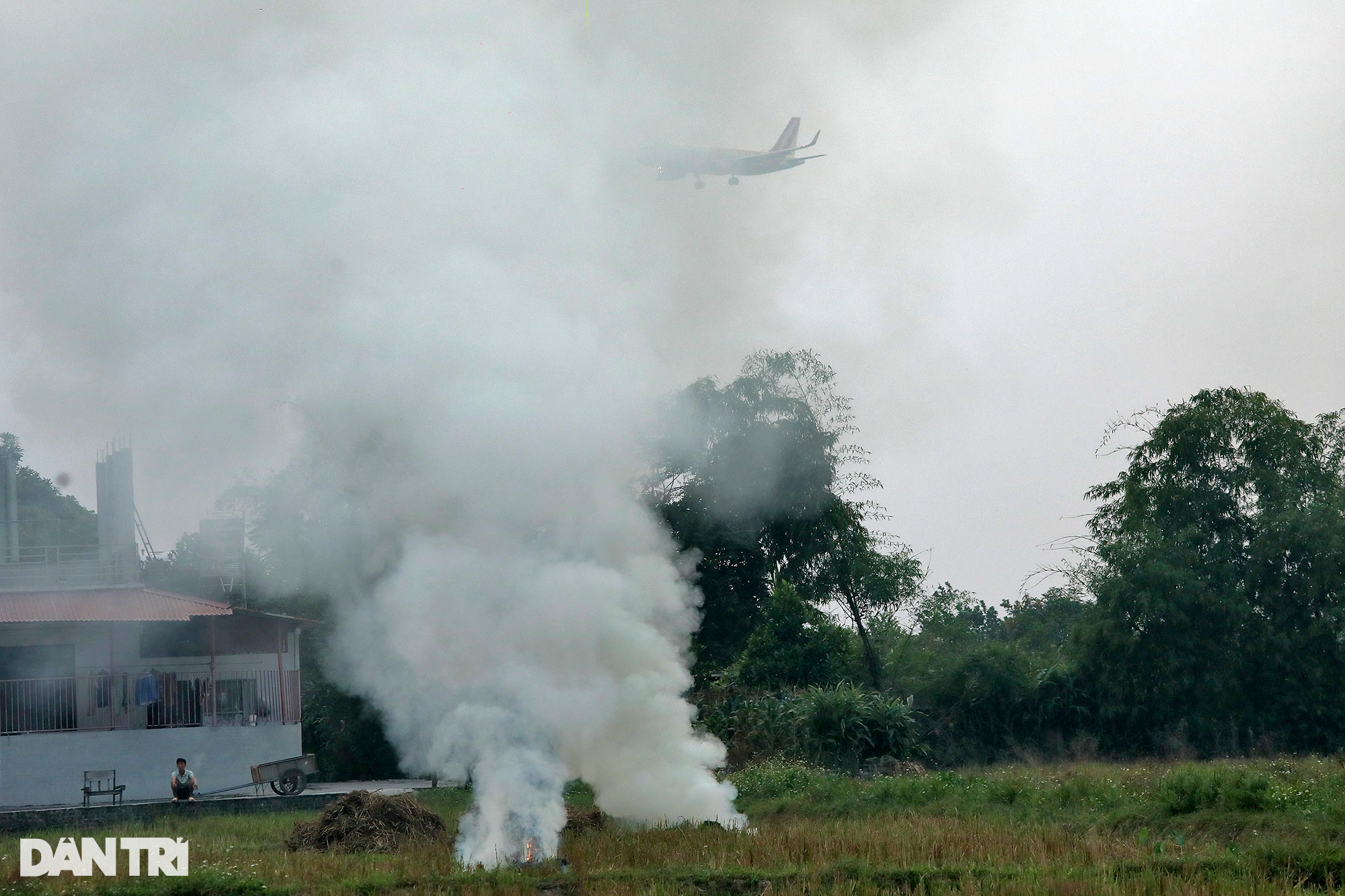 Khói đốt rơm rạ mù mịt khu vực máy bay hạ cánh sân bay Nội Bài - 9