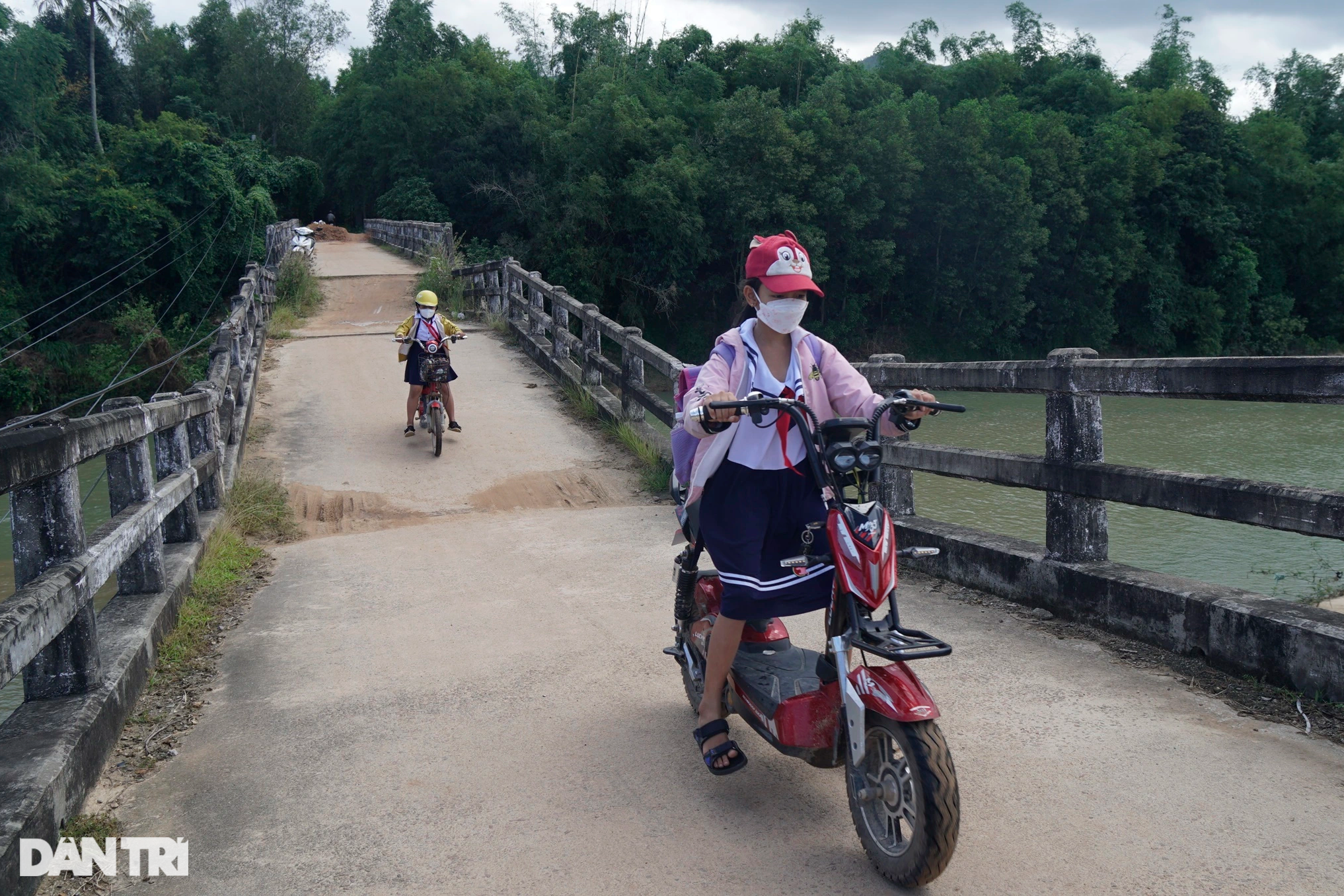 View - Đánh cược mạng sống khi qua cầu vượt sông bị sập lún 5 nhịp ở Bình Định | Báo Dân trí