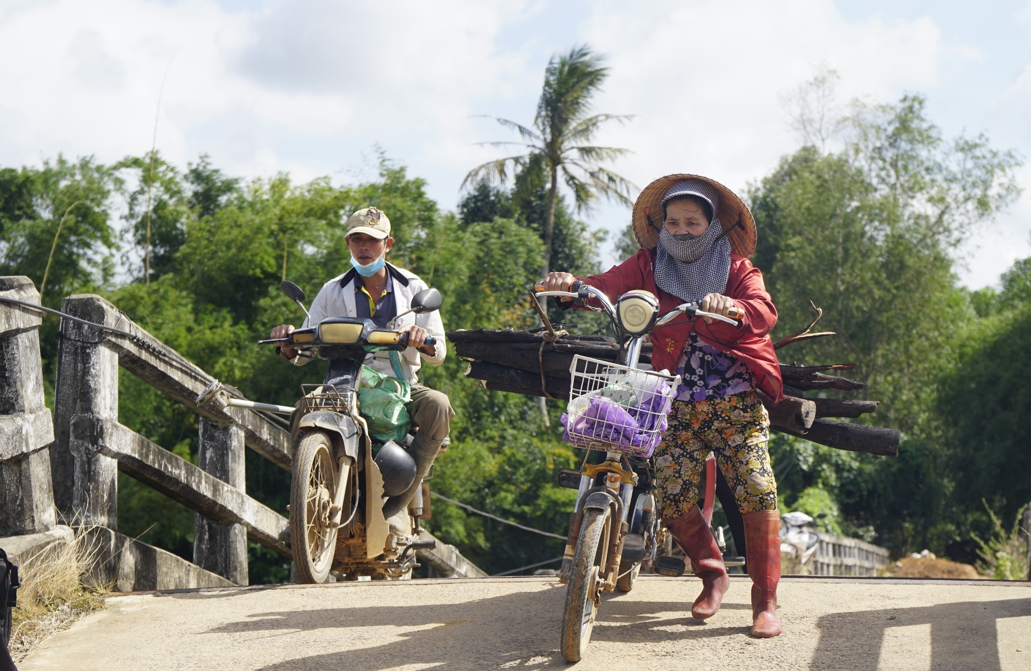 View - Đánh cược mạng sống khi qua cầu vượt sông bị sập lún 5 nhịp ở Bình Định | Báo Dân trí