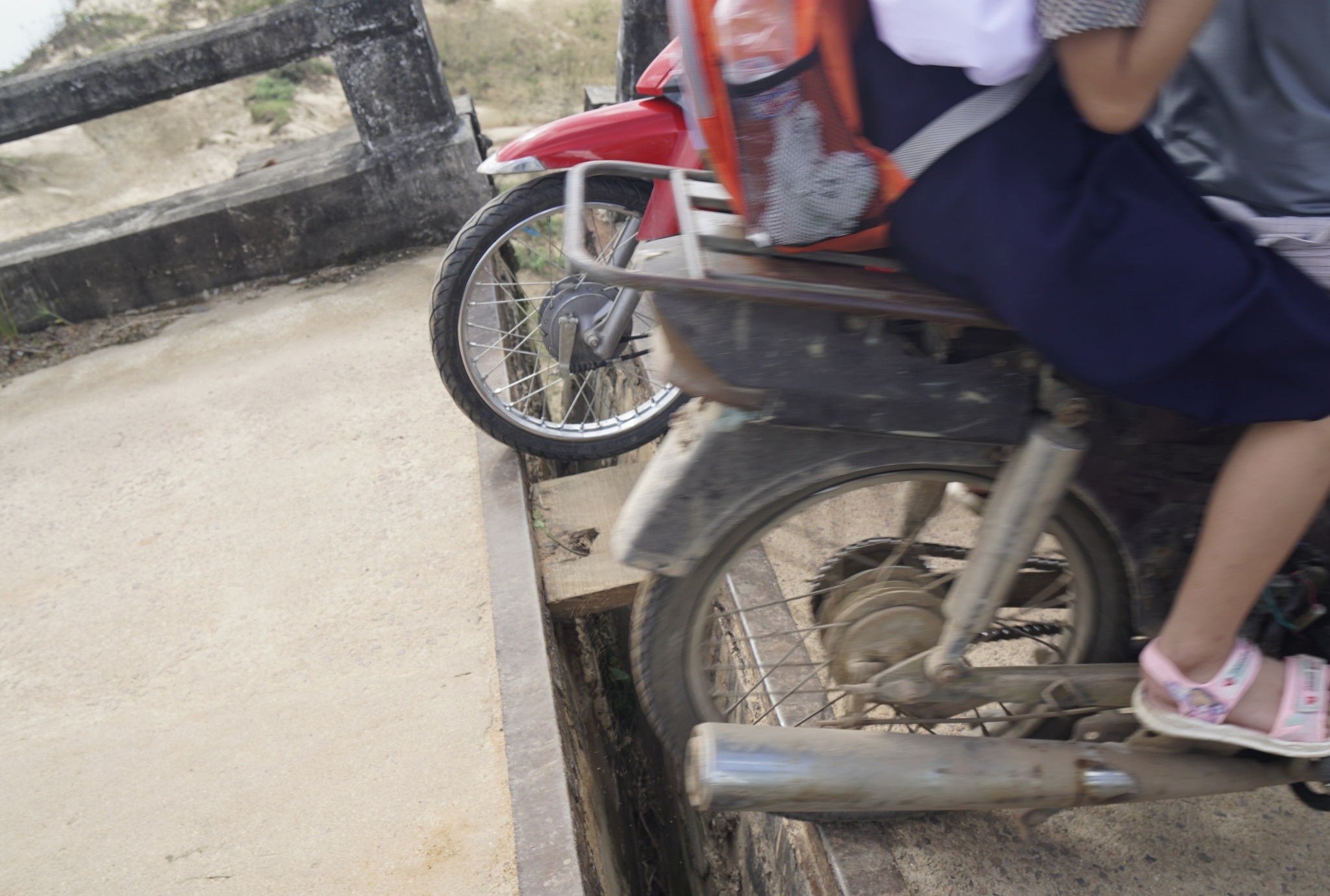 View - Đánh cược mạng sống khi qua cầu vượt sông bị sập lún 5 nhịp ở Bình Định | Báo Dân trí