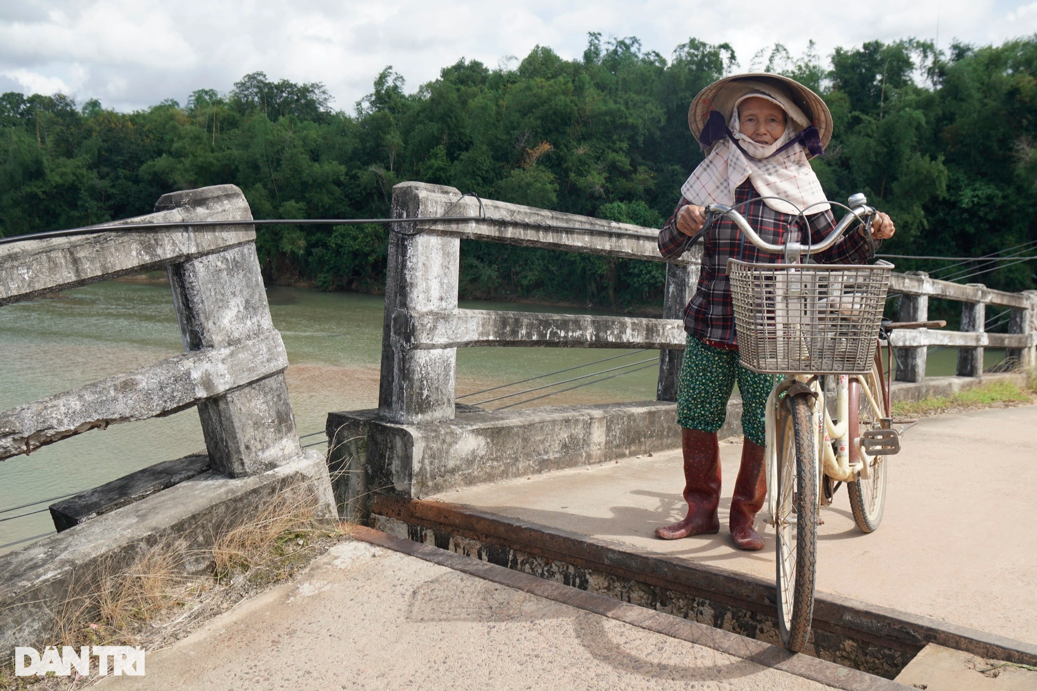 View - Đánh cược mạng sống khi qua cầu vượt sông bị sập lún 5 nhịp ở Bình Định | Báo Dân trí