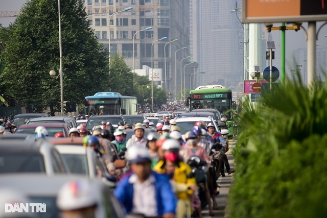 TP Hà Nội: Buýt nhanh BRT giúp giảm ùn tắc giao thông - 1