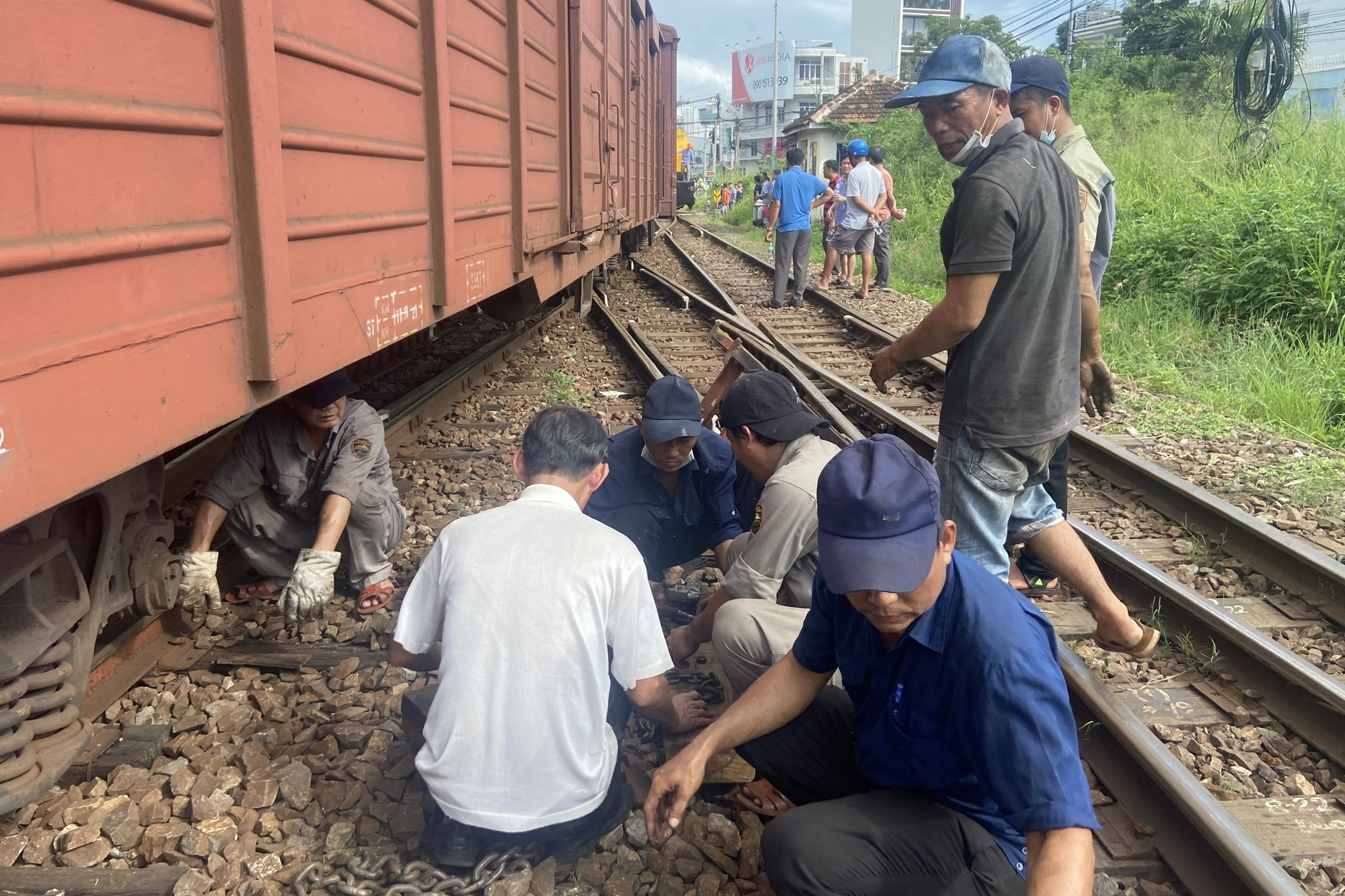 Đường sắt Bắc - Nam tê liệt nhiều giờ do tàu hàng trật bánh - 1