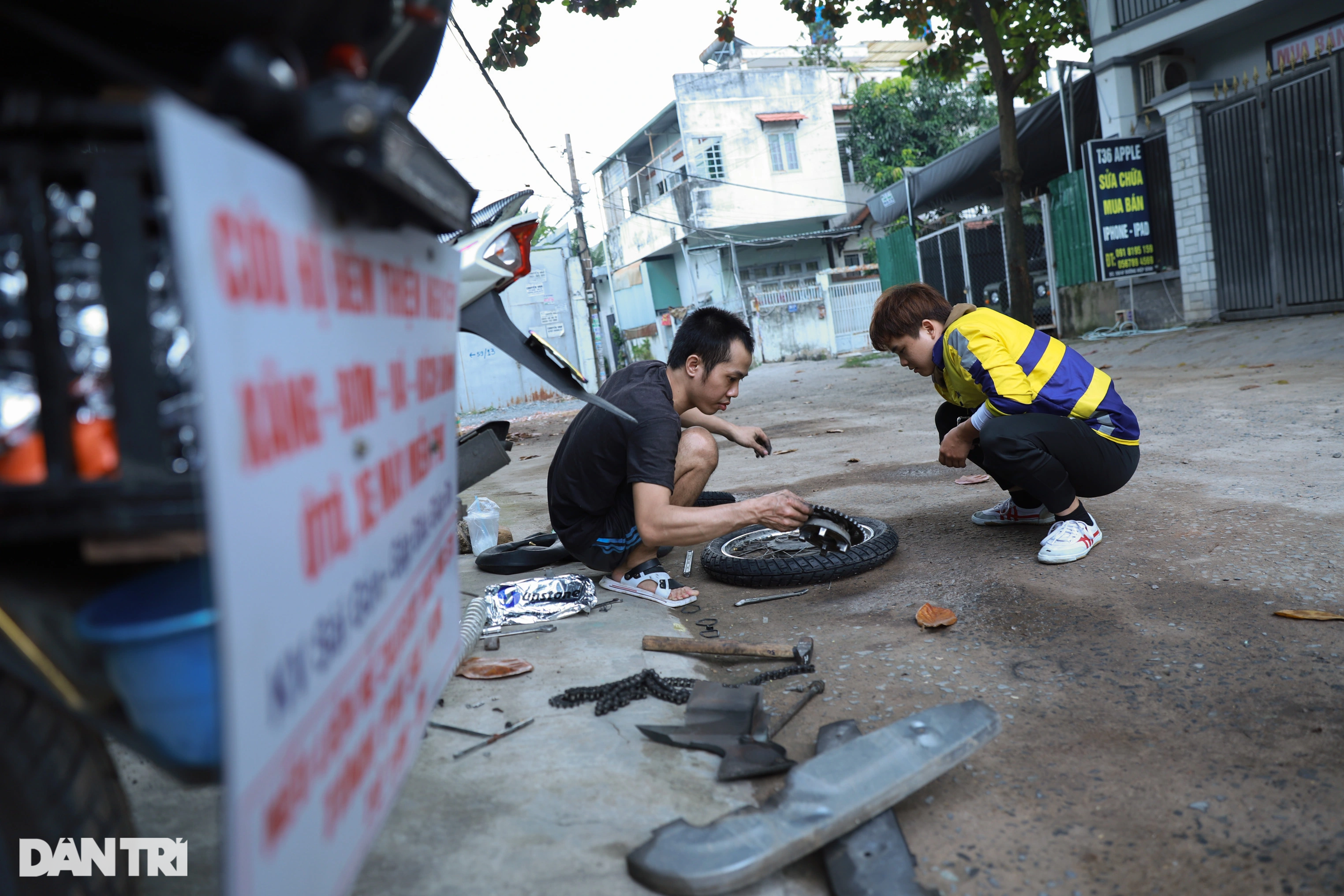 Vợ bầu sắp sinh, anh xe ôm vẫn đều đặn giúp đỡ nhiều người gặp nạn giữa đêm ở TPHCM - 11