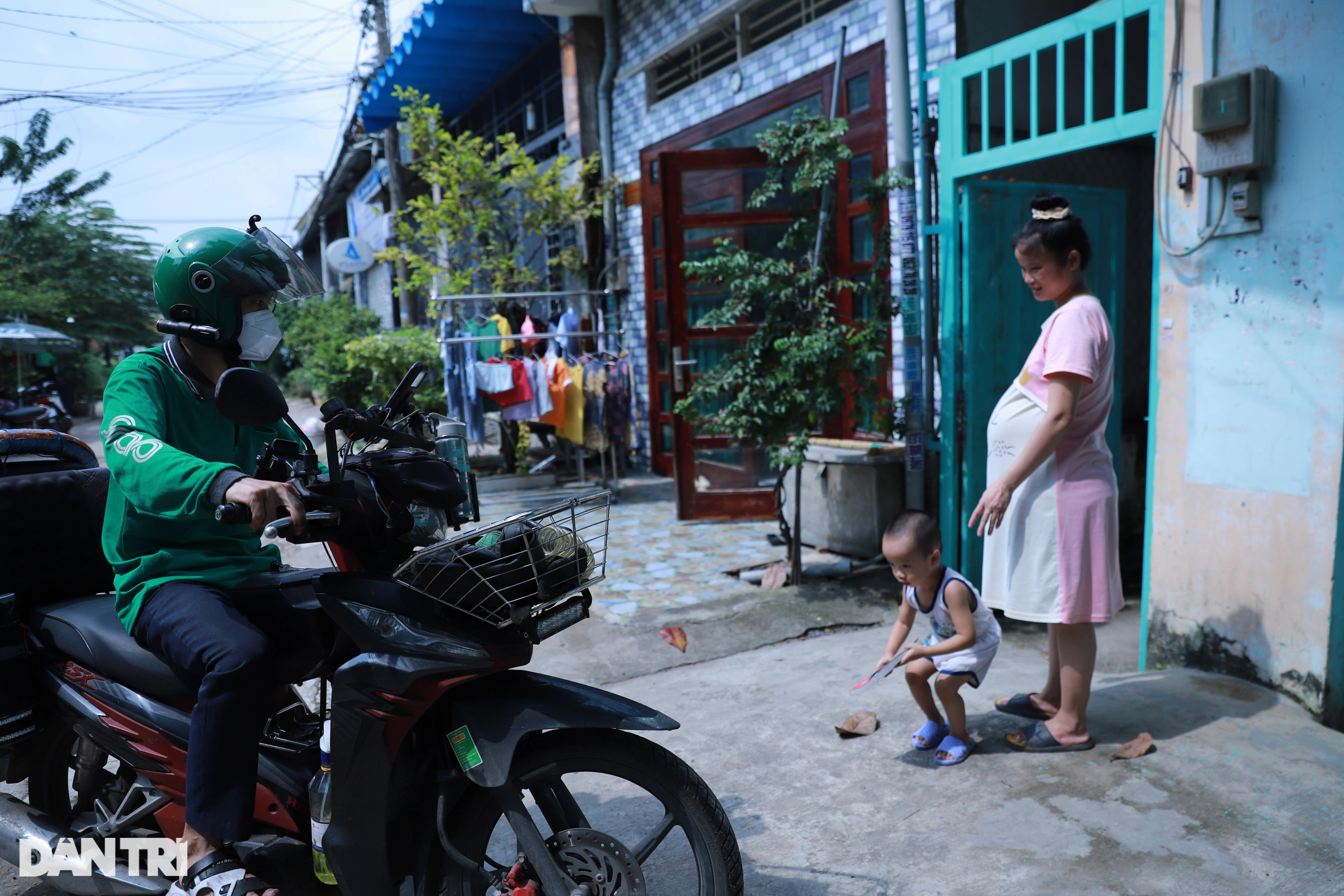 Vợ bầu sắp sinh, anh xe ôm vẫn đều đặn giúp đỡ nhiều người gặp nạn giữa đêm ở TPHCM - 14