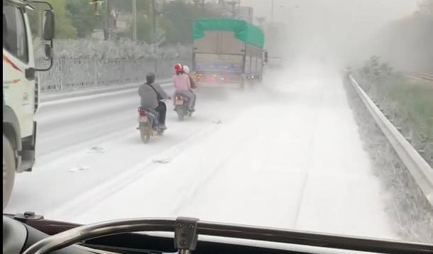 Rửa sạch con đường băng tuyết ở Hà Nội - 2