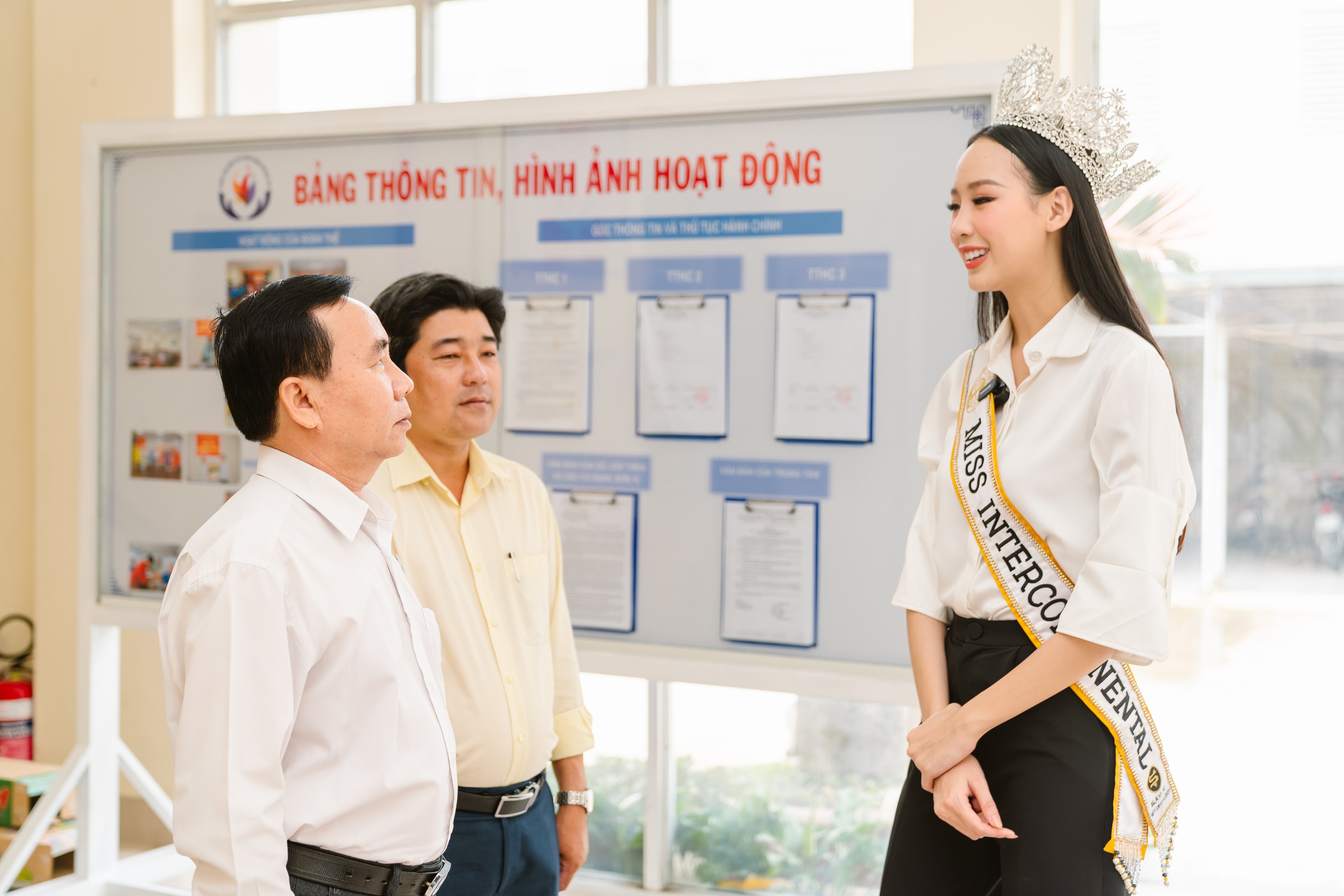 Hoa hậu cao 1,85m Bảo Ngọc gây chú ý khi về thăm quê bằng... ghe - 7