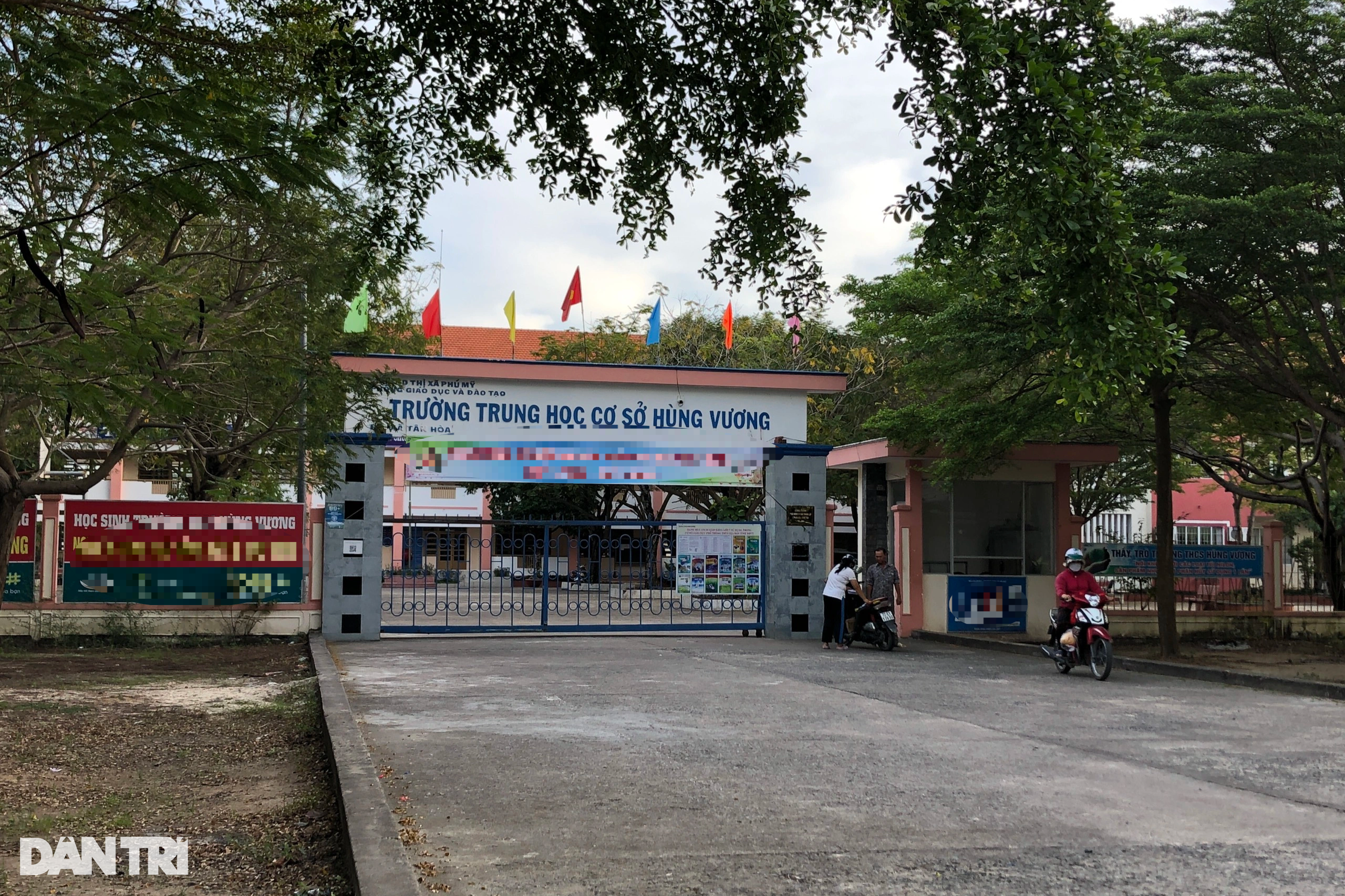 Đùa giỡn trong lớp, nữ sinh bị mảnh kính cứa vào cổ tử vong - 1 Đùa giỡn trong lớp, nữ sinh bị mảnh kính cứa vào cổ tử vong - 1