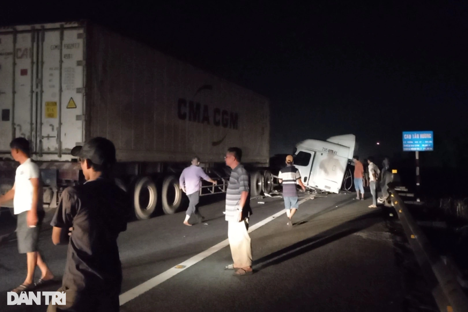 Cao tốc TPHCM - Trung Lương kẹt cứng 10km sau tai nạn - 2