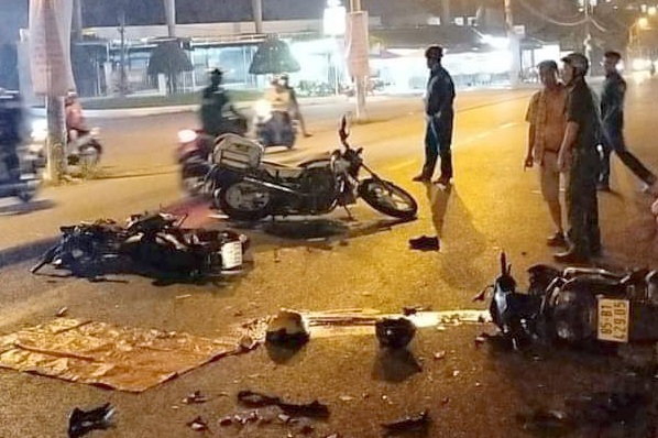 Tai nạn liên hoàn giữa 2 xe máy với mô tô đặc chủng CSGT, 3 người bị thương - 1