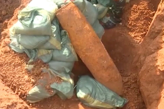 Sơ tán gần 100 hộ dân để xử lý quả bom chứa hơn 80kg thuốc nổ - 1