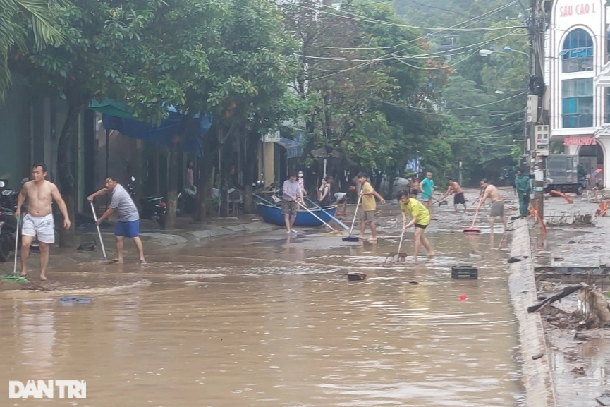 Mưa ngập ở Quy Nhơn lớn chưa từng thấy - 1