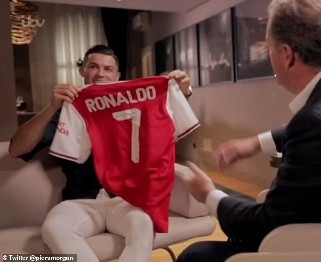 Nhà báo Piers Morgan khuyên Arsenal nên chiêu mộ Ronaldo - 1