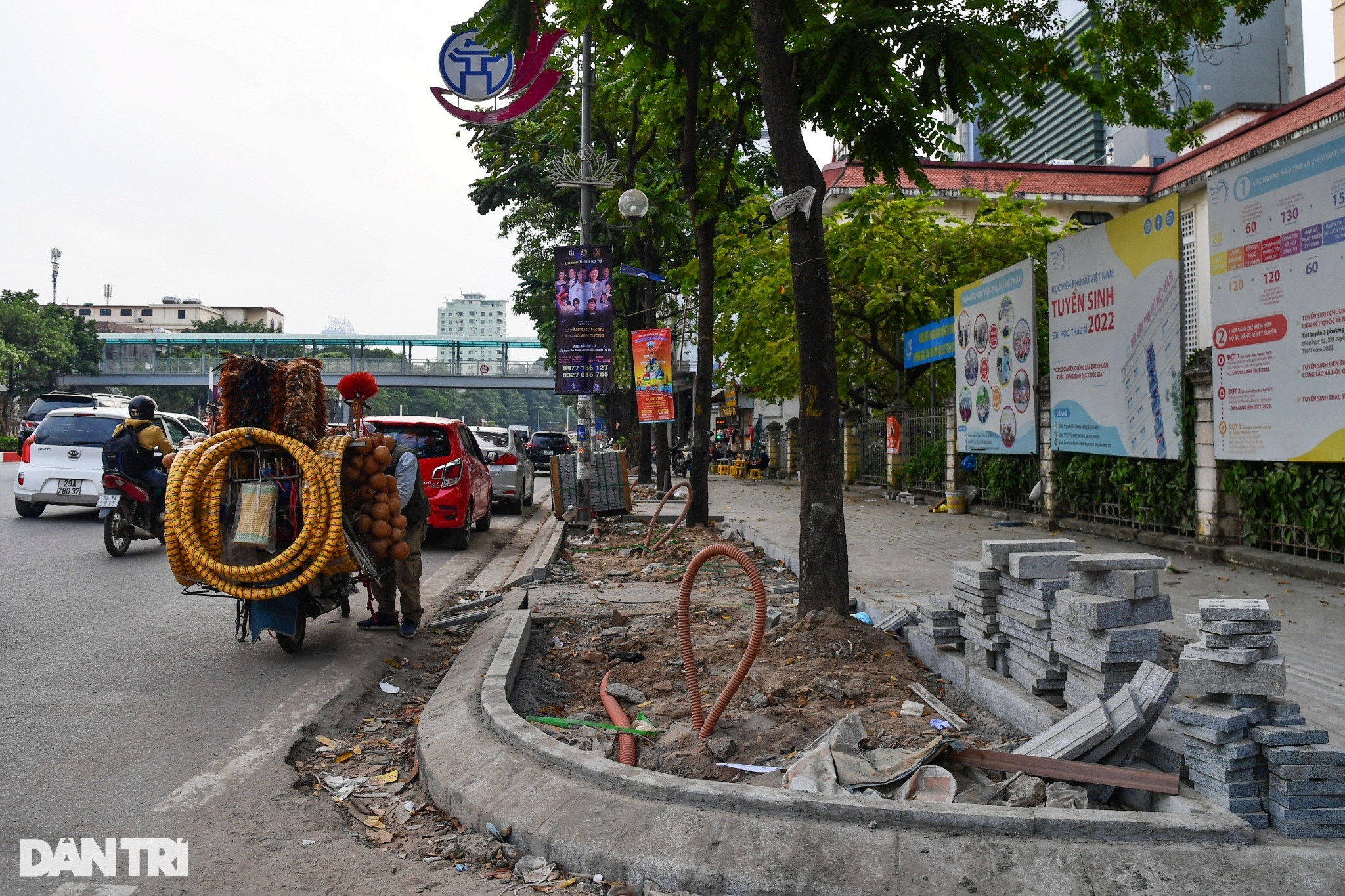 Người dân khổ sở vì vỉa hè đường đẹp nhất Việt Nam bị đào bới dở dang - 3