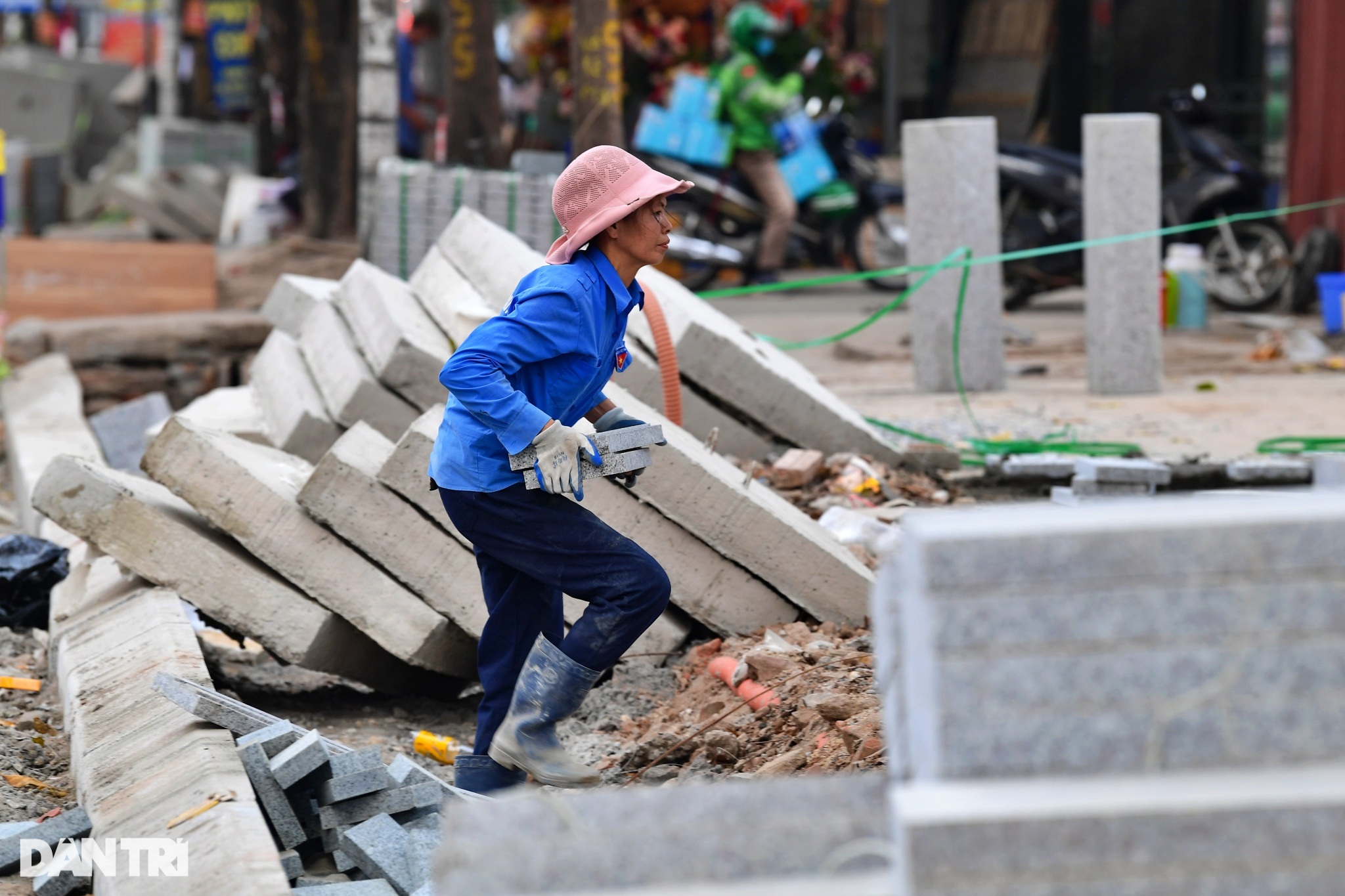 Người dân khổ sở vì vỉa hè đường đẹp nhất Việt Nam bị đào bới dở dang - 13