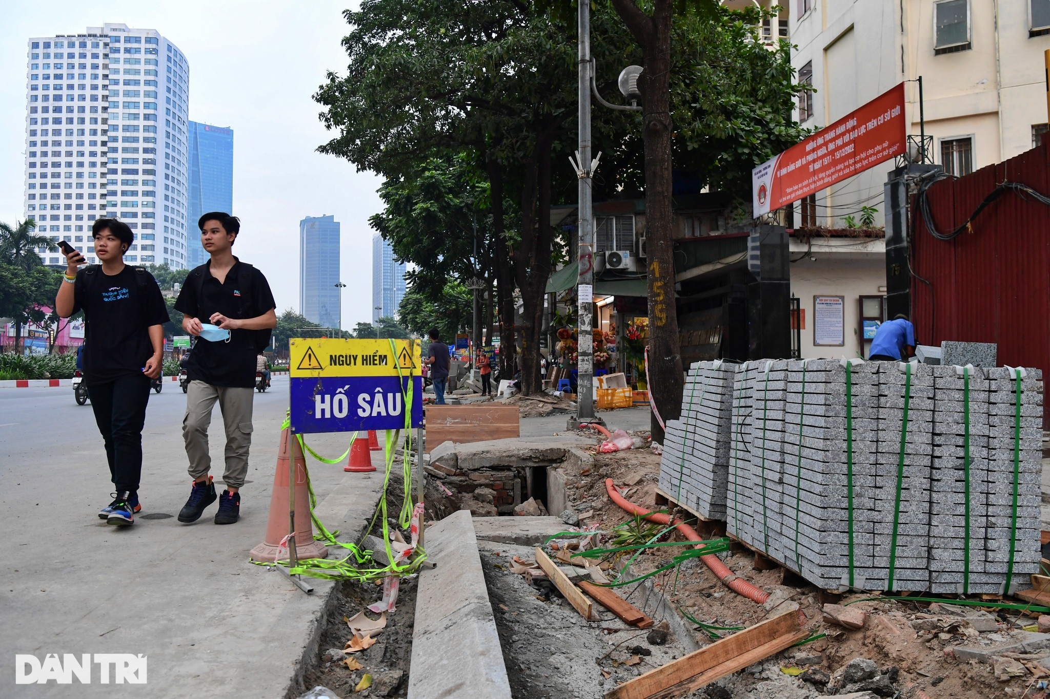 Người dân khổ sở vì vỉa hè đường đẹp nhất Việt Nam bị đào bới dở dang - 10