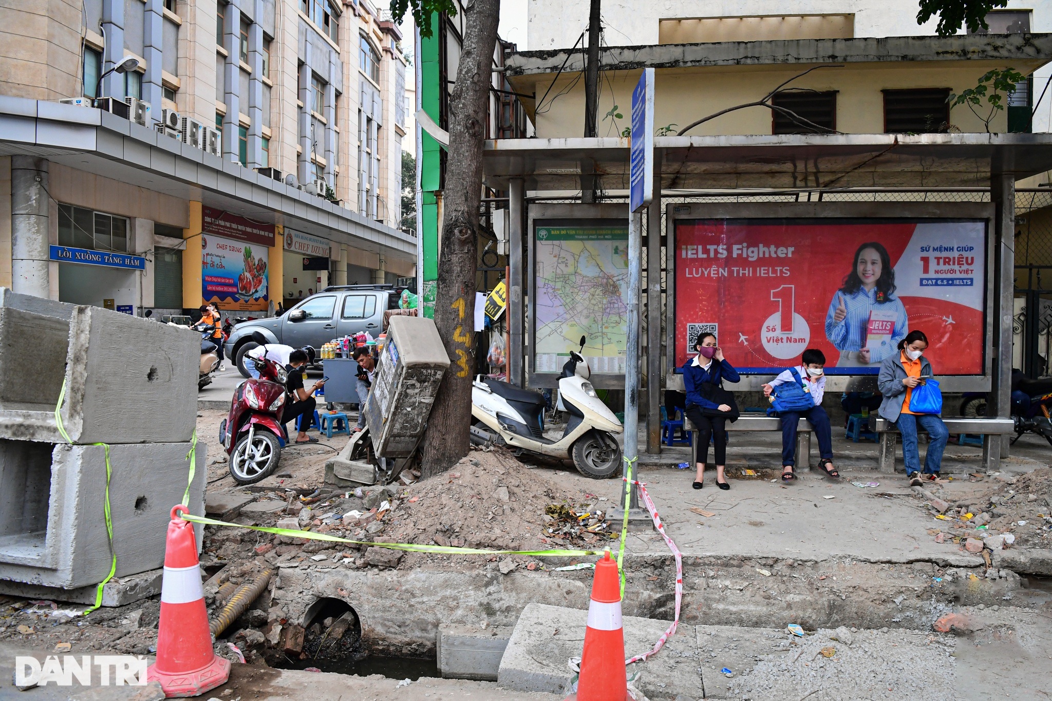 Người dân khổ sở vì vỉa hè đường đẹp nhất Việt Nam bị đào bới dở dang - 9