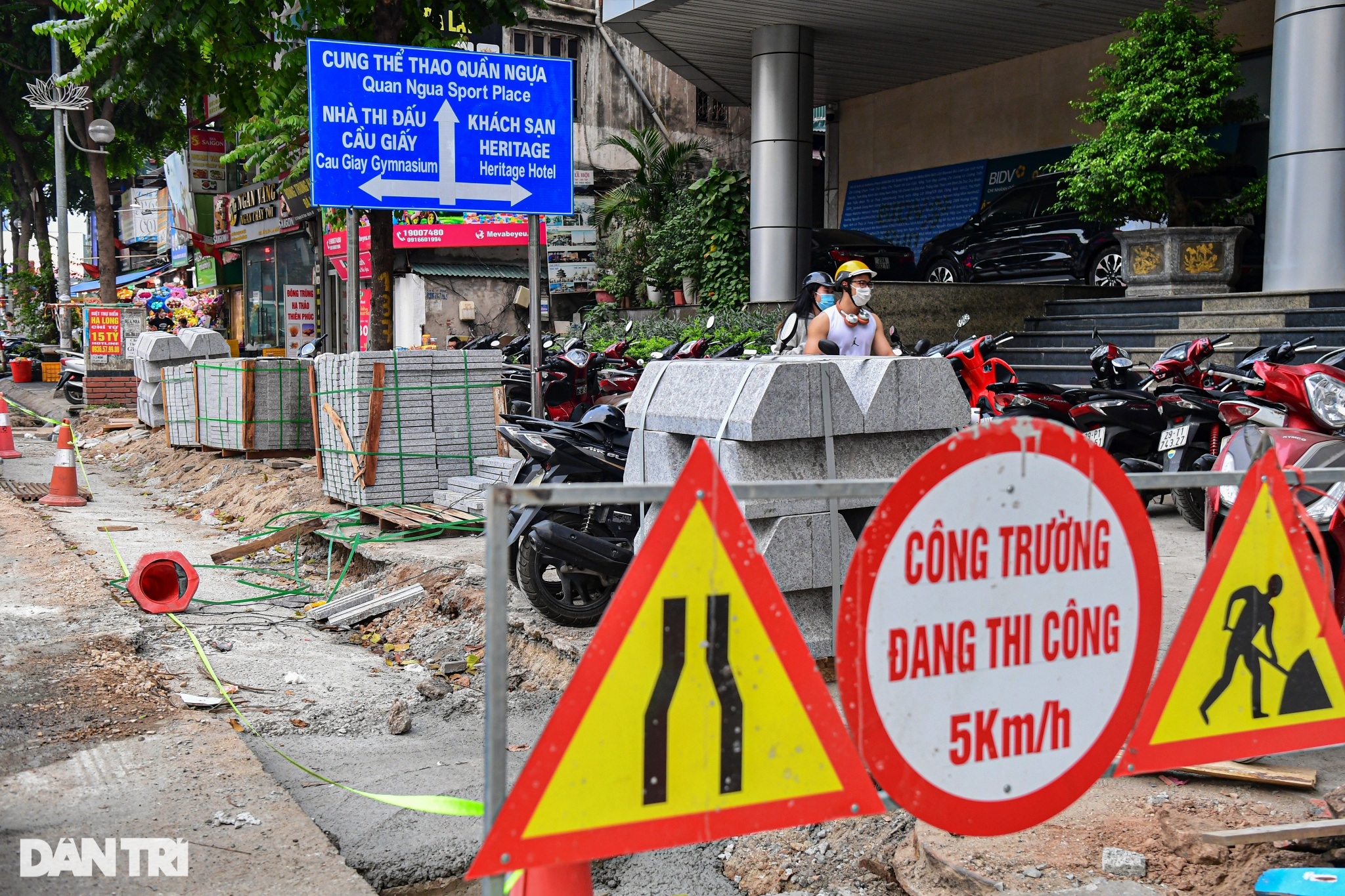 Người dân khổ sở vì vỉa hè đường đẹp nhất Việt Nam bị đào bới dở dang - 11