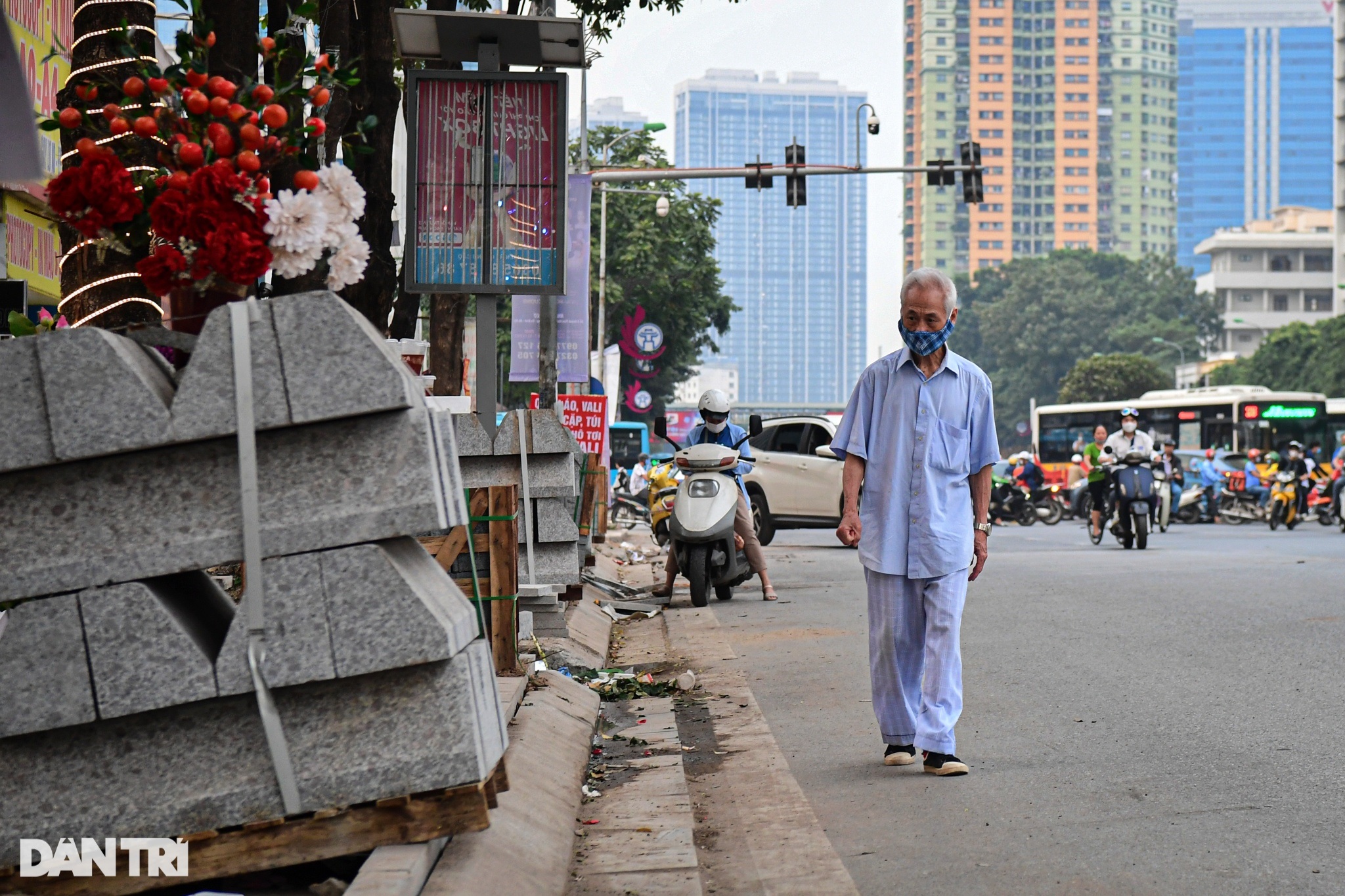 Người dân khổ sở vì vỉa hè đường đẹp nhất Việt Nam bị đào bới dở dang - 5